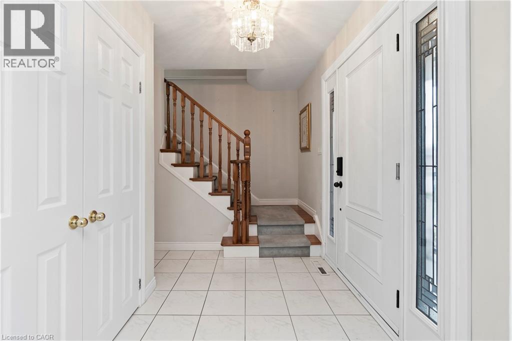 36 Buckingham Drive, Hamilton, Ontario  L9C 2G5 - Photo 4 - 40821422