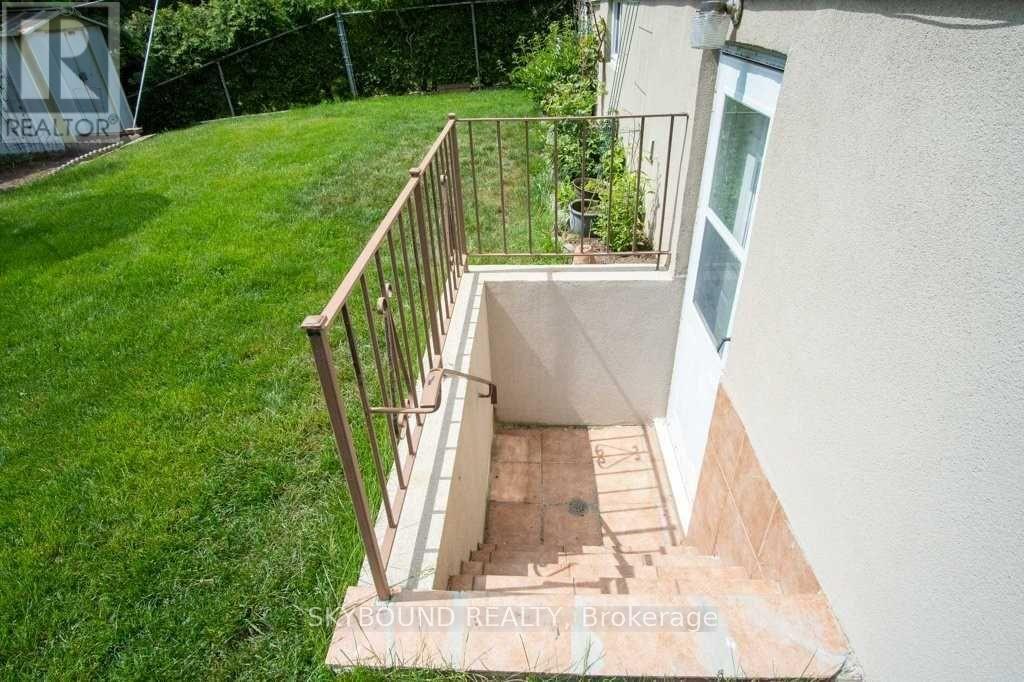 1298 Forest Hill, Oakville, Ontario  L6H 2S4 - Photo 23 - W12974184