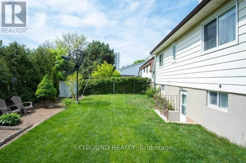 1298 Forest Hill, Oakville, Ontario  L6H 2S4 - Photo 21 - W12974184