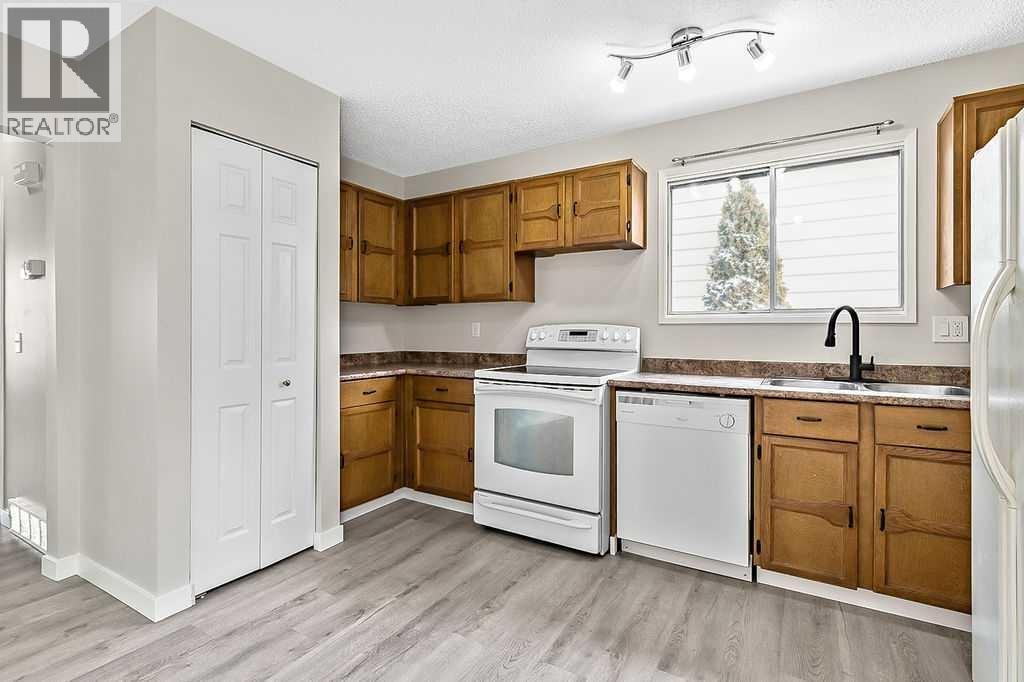 129 Berwick Drive Nw, Calgary, Alberta  T3K 1E7 - Photo 9 - A2293000