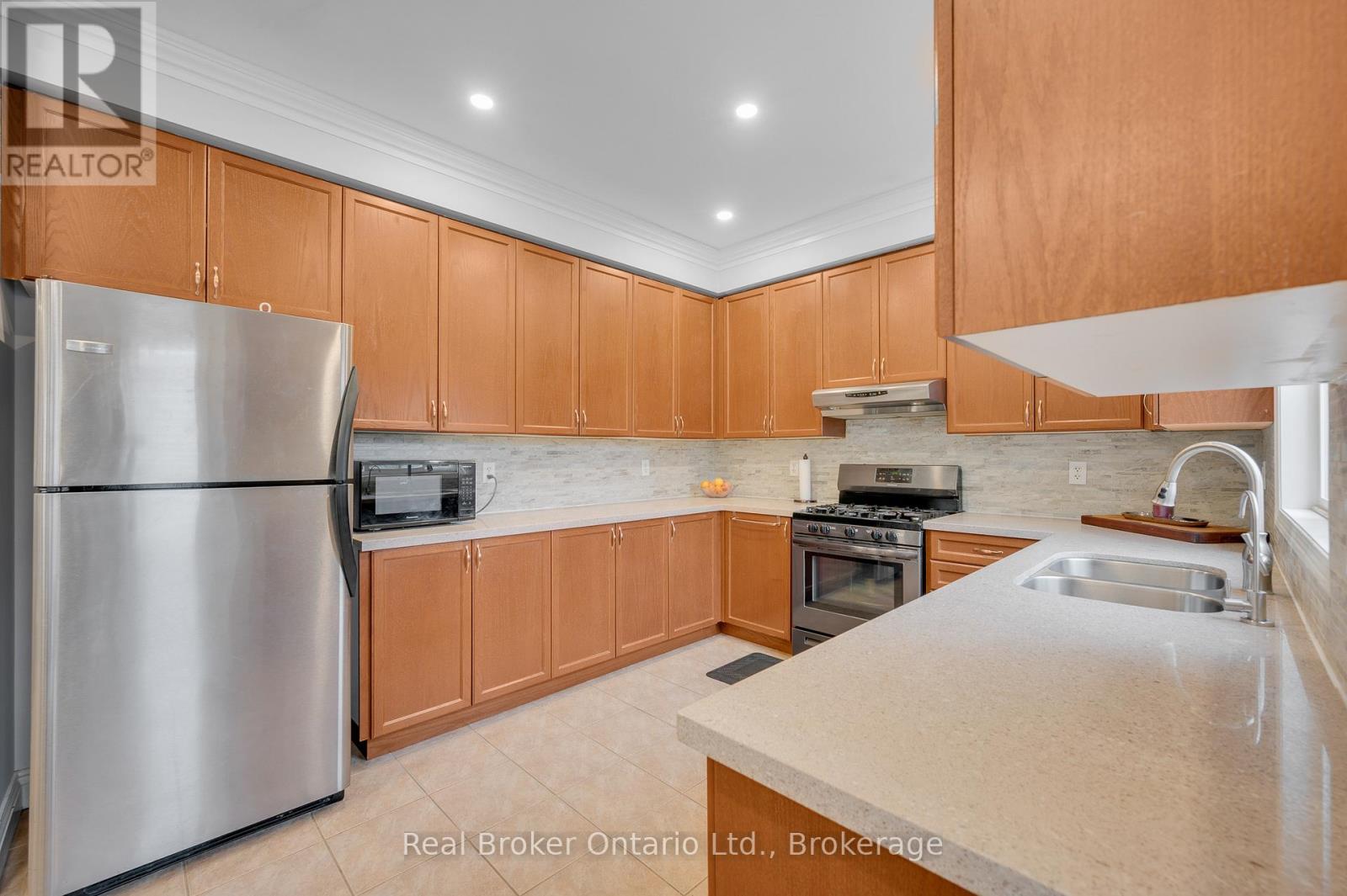 6 Wilsongary Circle, Ajax, Ontario  L1T 0G7 - Photo 16 - E13007496