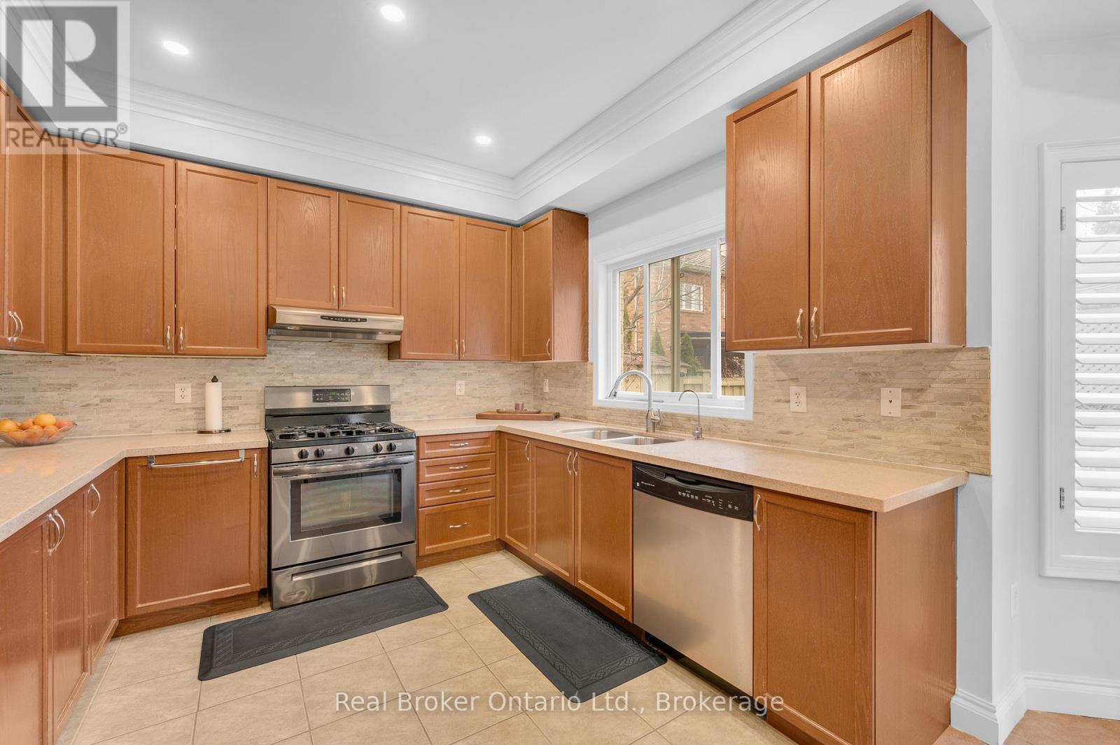 6 Wilsongary Circle, Ajax, Ontario  L1T 0G7 - Photo 17 - E13007496