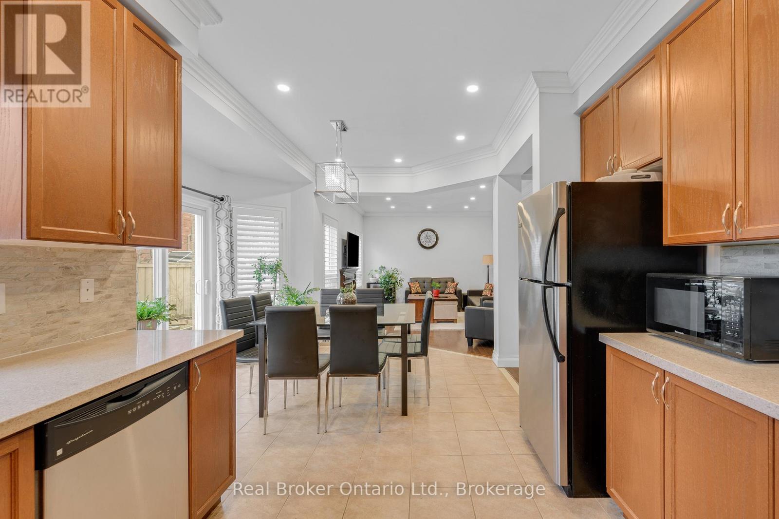 6 Wilsongary Circle, Ajax, Ontario  L1T 0G7 - Photo 18 - E13007496