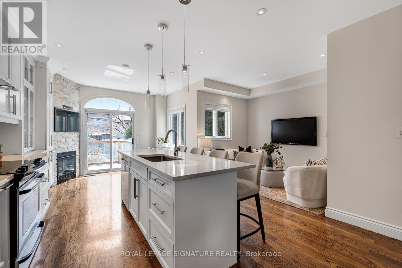 343 Sutherland Drive, Toronto, Ontario  M4G 1J7 - Photo 11 - C13007472