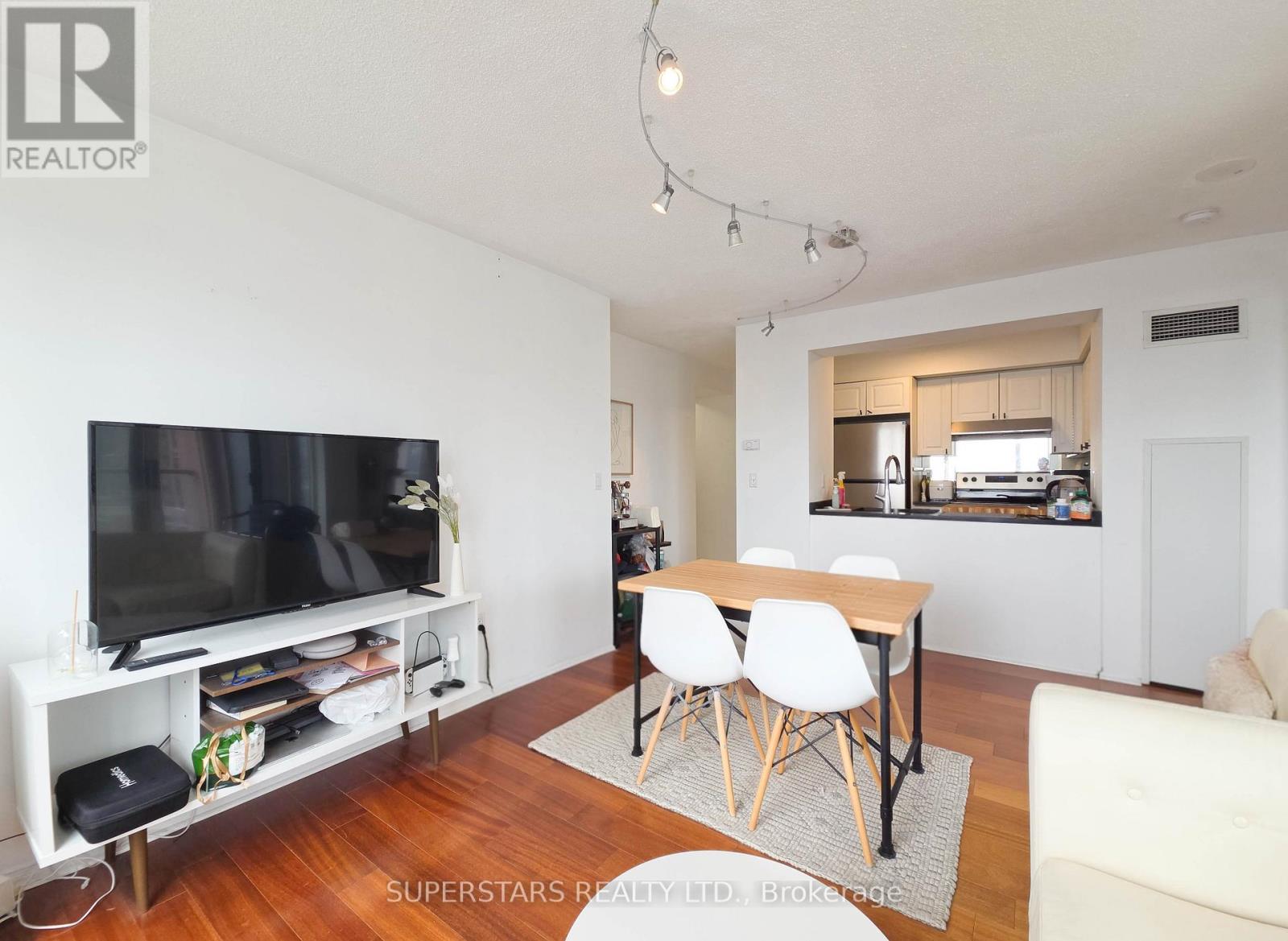 2105 - 909 Bay Street, Toronto, Ontario  M5S 3G2 - Photo 2 - C13007560