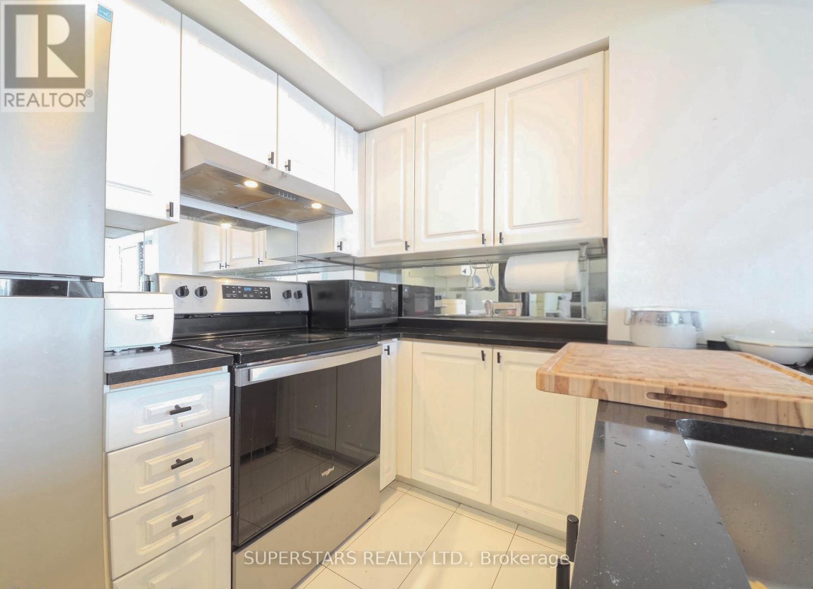 2105 - 909 Bay Street, Toronto, Ontario  M5S 3G2 - Photo 3 - C13007560