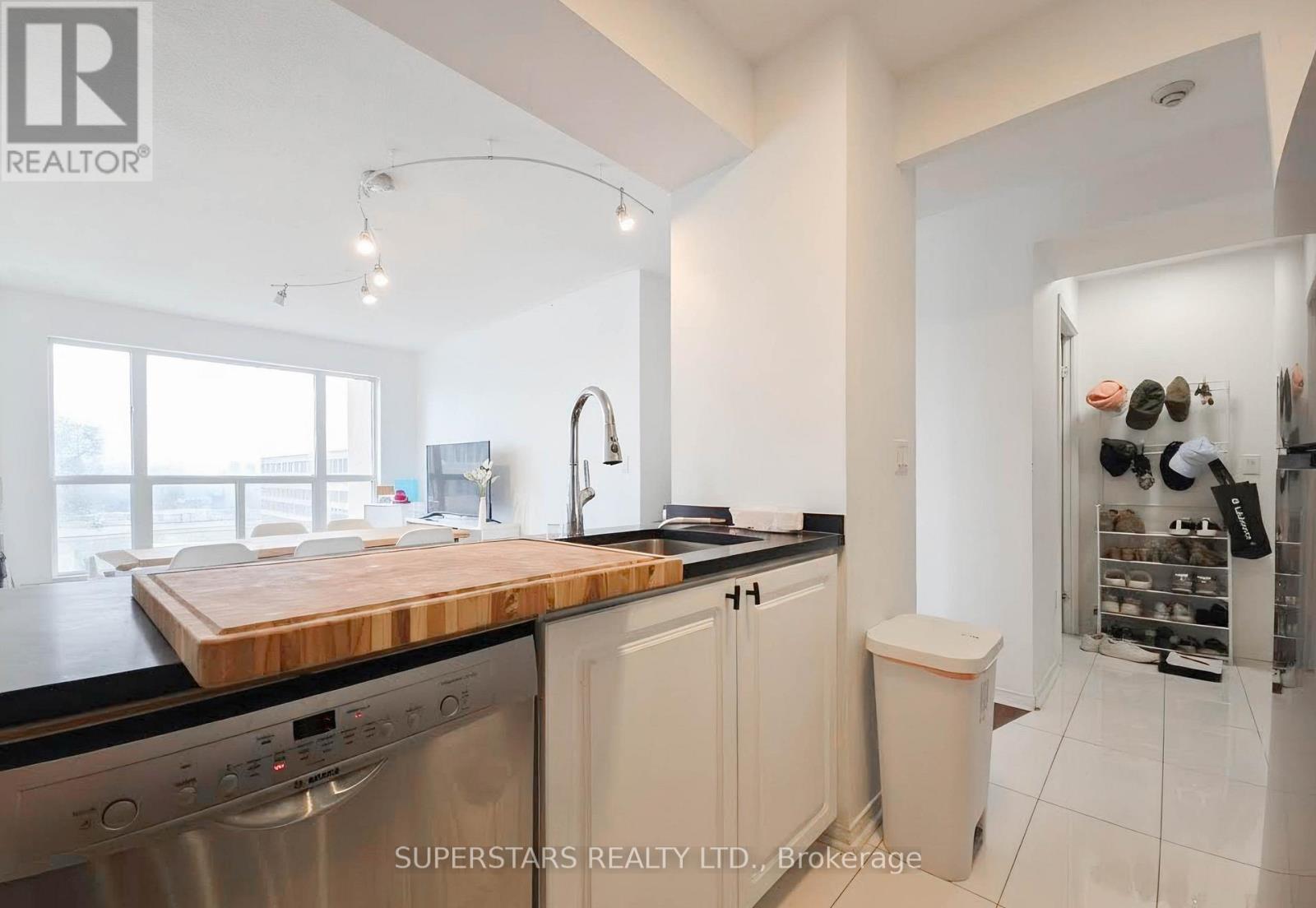 2105 - 909 Bay Street, Toronto, Ontario  M5S 3G2 - Photo 4 - C13007560