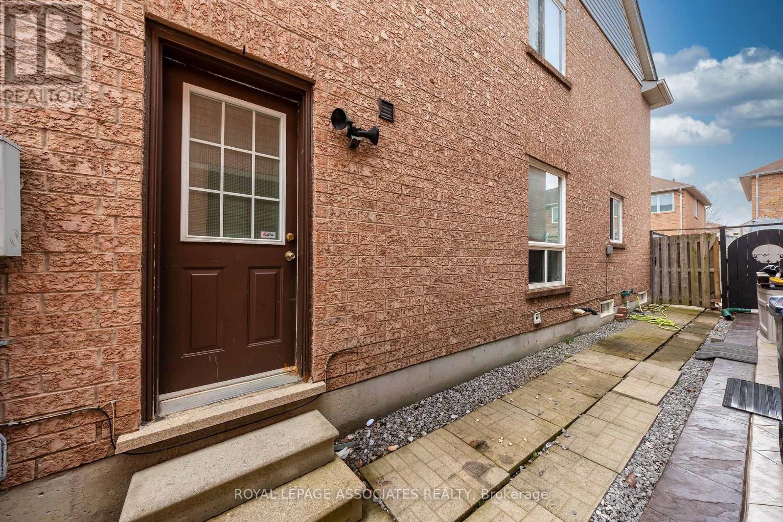 149 Rouge River Drive, Toronto, Ontario  M1B 6G2 - Photo 4 - E13007474