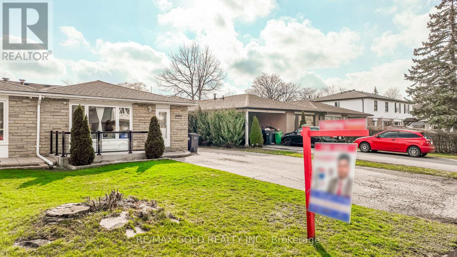 53 Davenport Crescent, Brampton, Ontario  L6T 3L5 - Photo 2 - W13000324