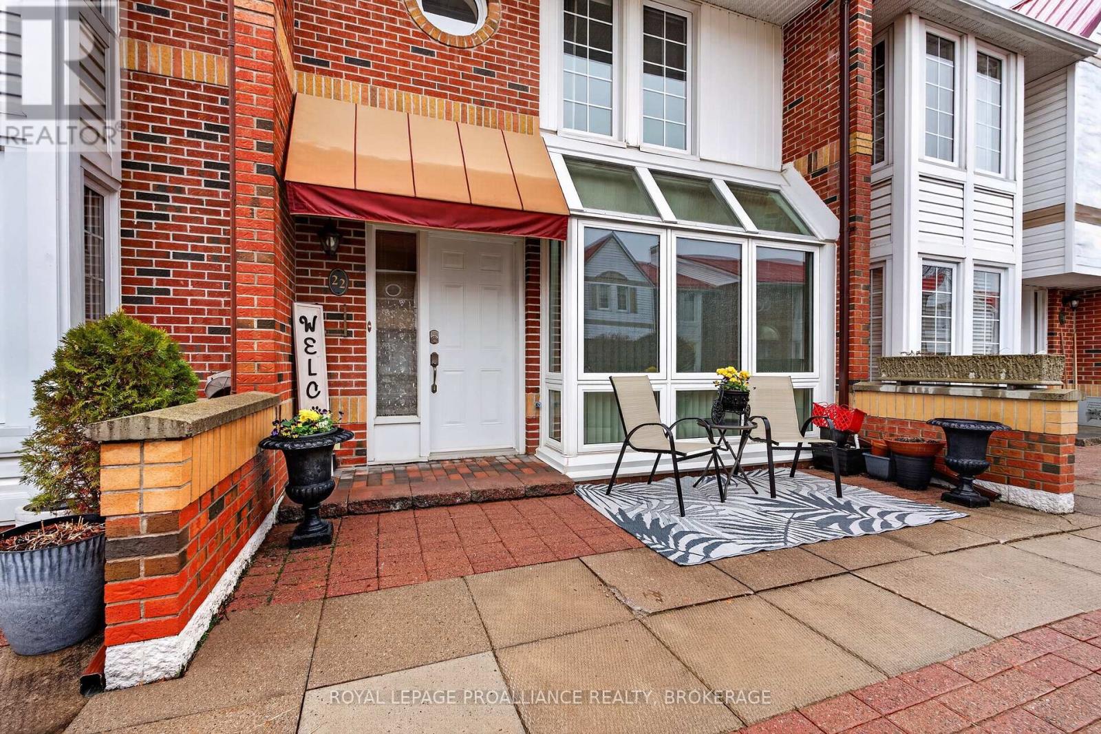 <div class="slider-price">$629,900</div><p>22 - 1 Place D'armes, Kingston, Ontario</p>