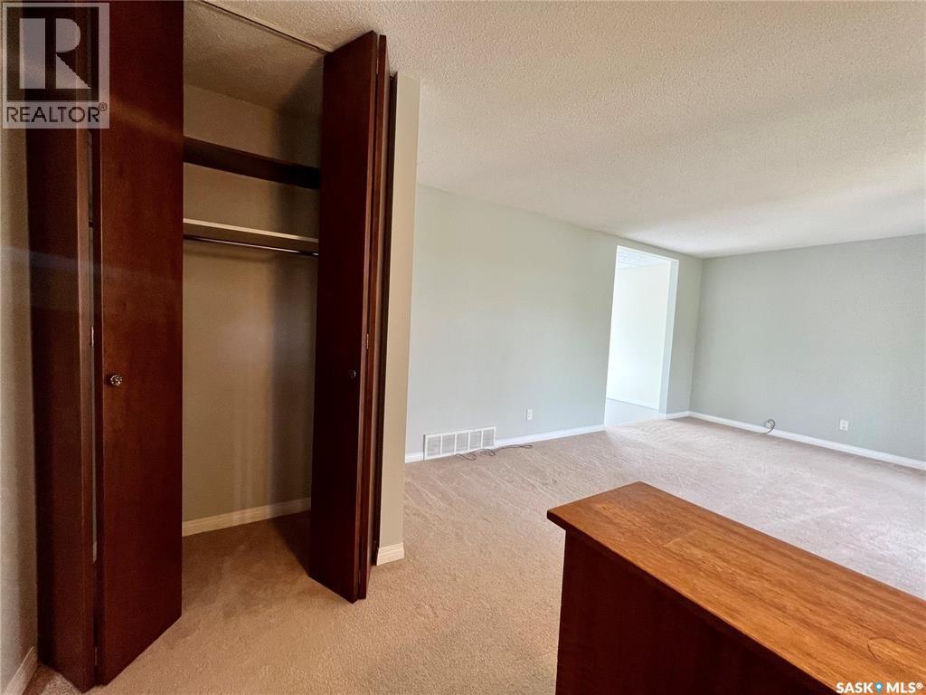 451 3rd Avenue Nw, Swift Current, Saskatchewan  S9H 0S4 - Photo 2 - SK032952