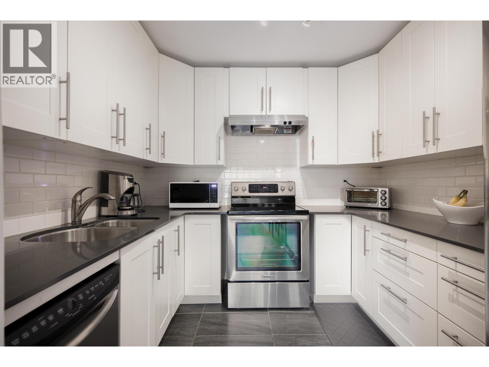 215 251 W 4th Street, North Vancouver, British Columbia  V7M 1H8 - Photo 1 - R3112309