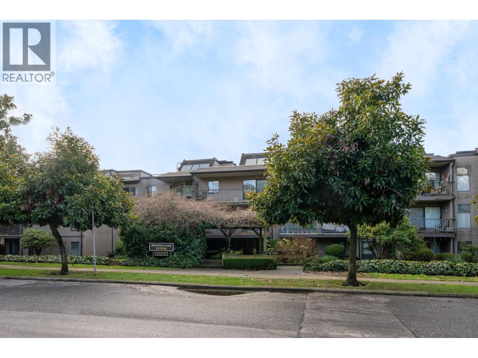 215 251 W 4th Street, North Vancouver, British Columbia  V7M 1H8 - Photo 3 - R3112309