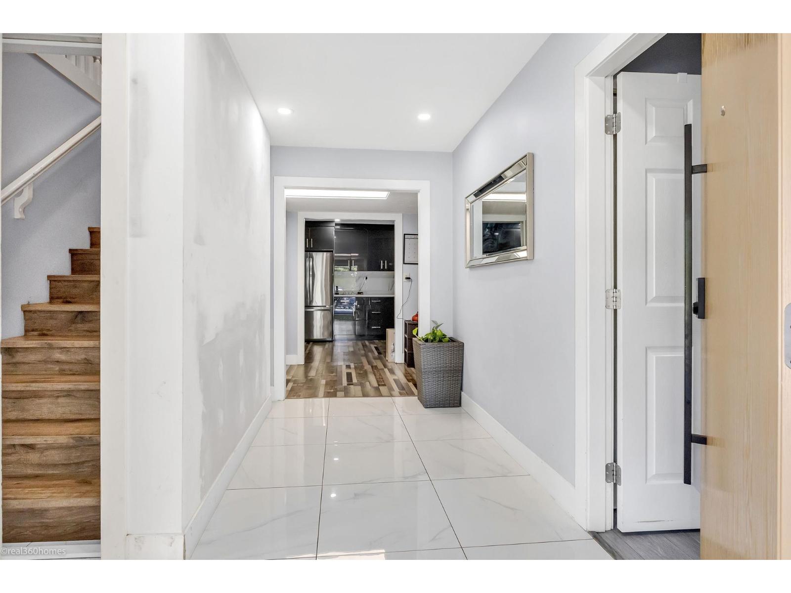2952 Sidoni Place, Abbotsford, British Columbia  V2T 5K1 - Photo 3 - R3108726