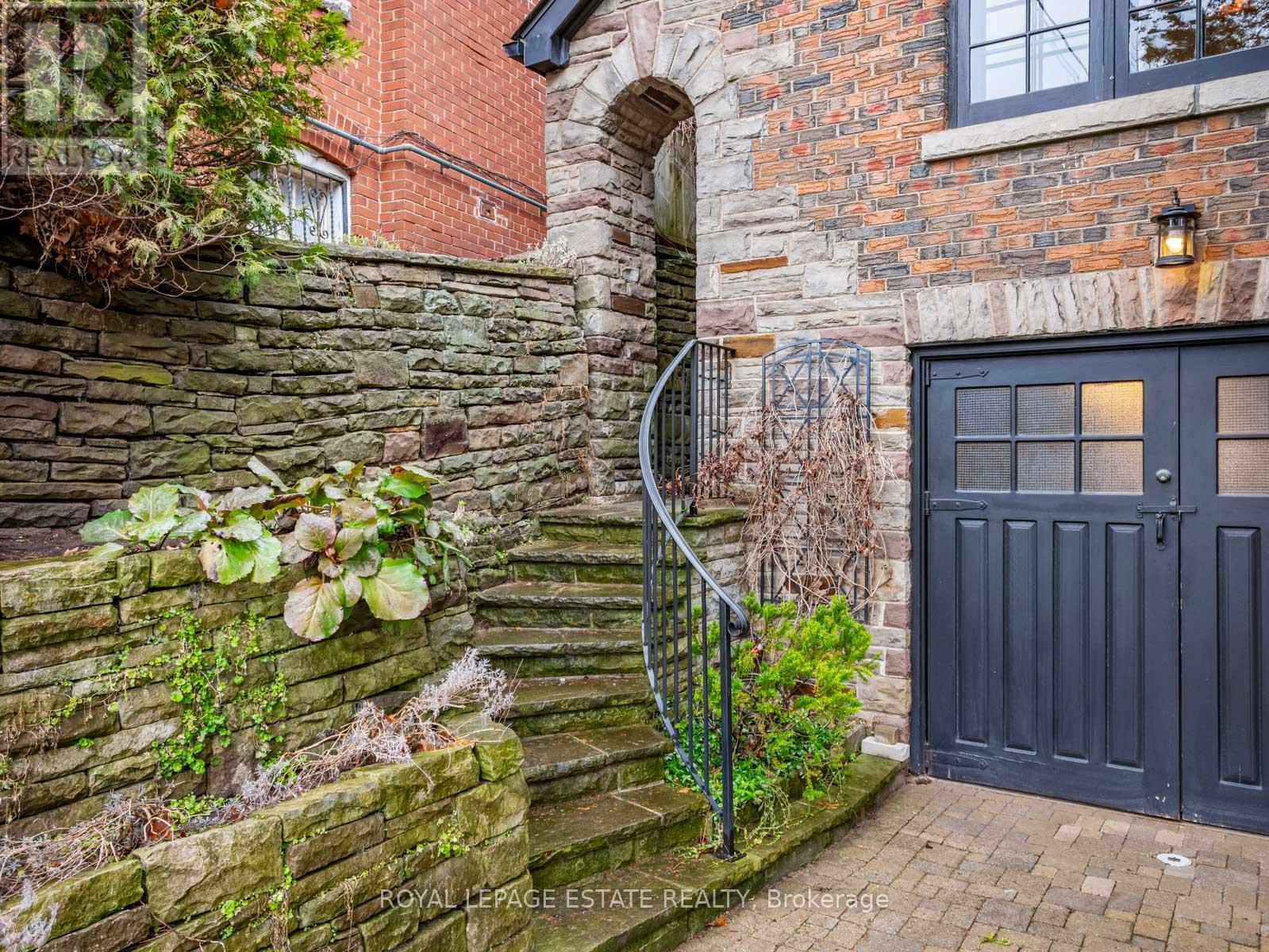 263 Glen Manor Drive E, Toronto, Ontario  M4E 2Y3 - Photo 5 - E13007830