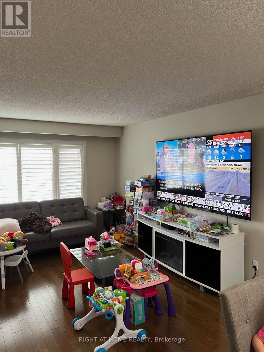 2516 Parmeer Drive, Mississauga, Ontario  L5C 3B2 - Photo 11 - W13007836