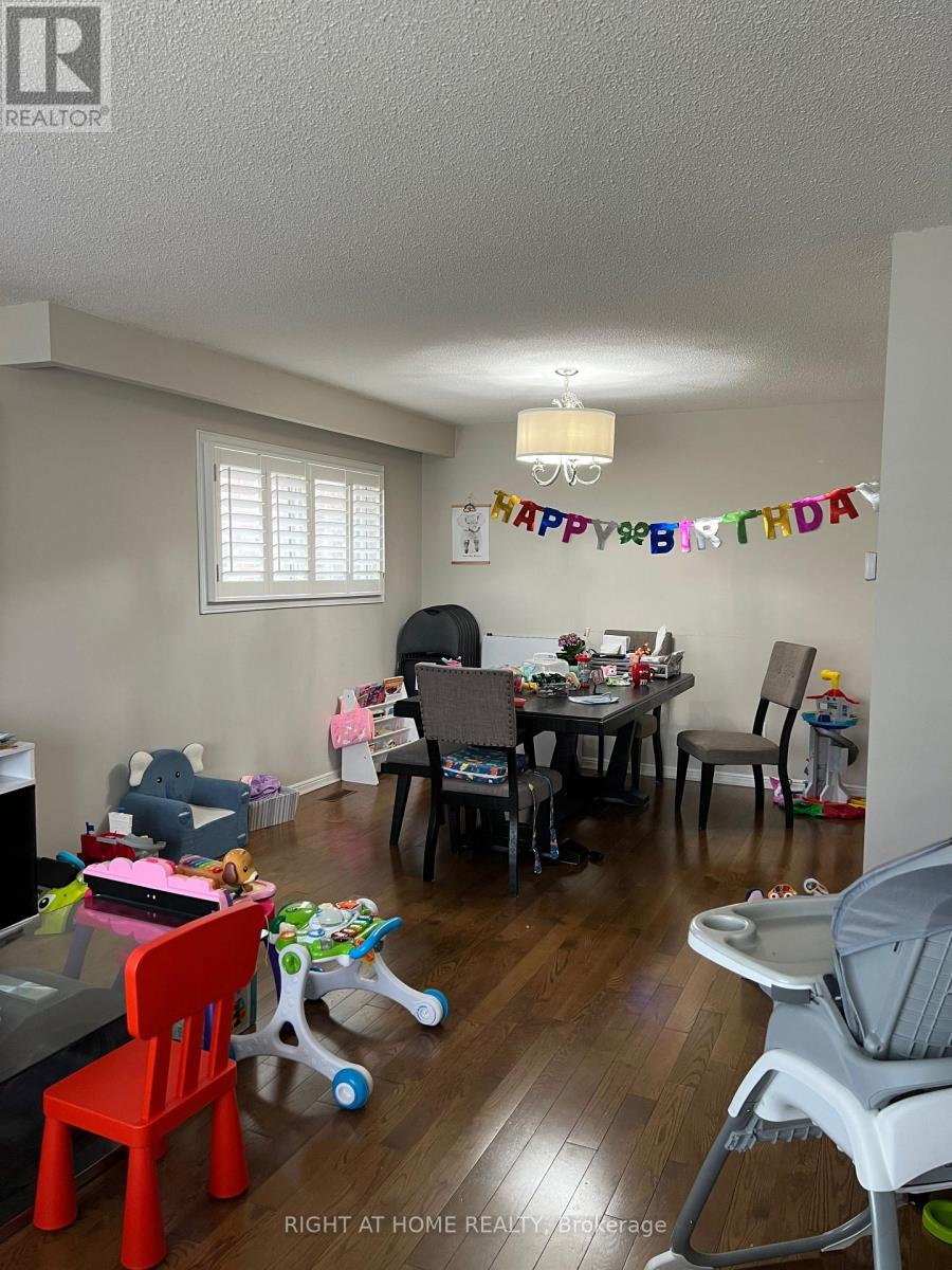 2516 Parmeer Drive, Mississauga, Ontario  L5C 3B2 - Photo 12 - W13007836