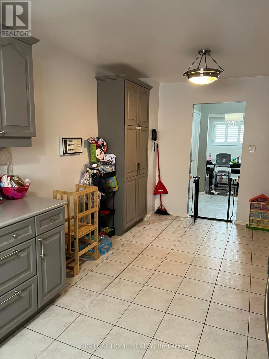 2516 Parmeer Drive, Mississauga, Ontario  L5C 3B2 - Photo 13 - W13007836