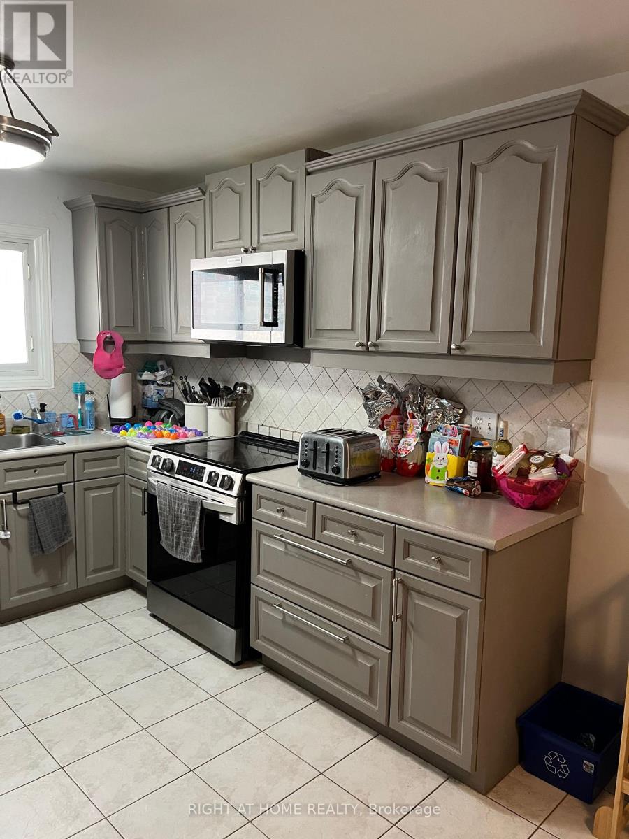 2516 Parmeer Drive, Mississauga, Ontario  L5C 3B2 - Photo 15 - W13007836