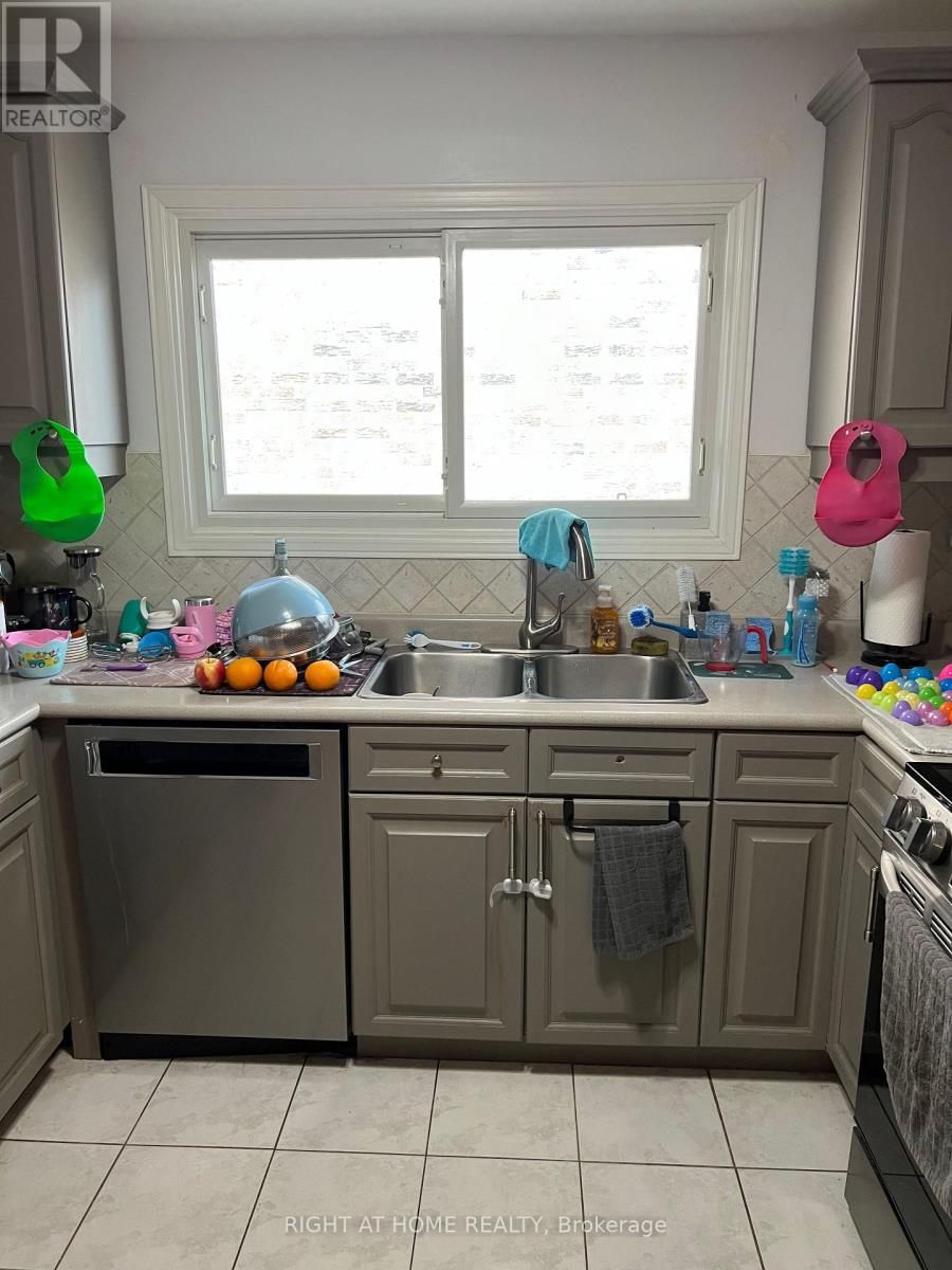 2516 Parmeer Drive, Mississauga, Ontario  L5C 3B2 - Photo 16 - W13007836