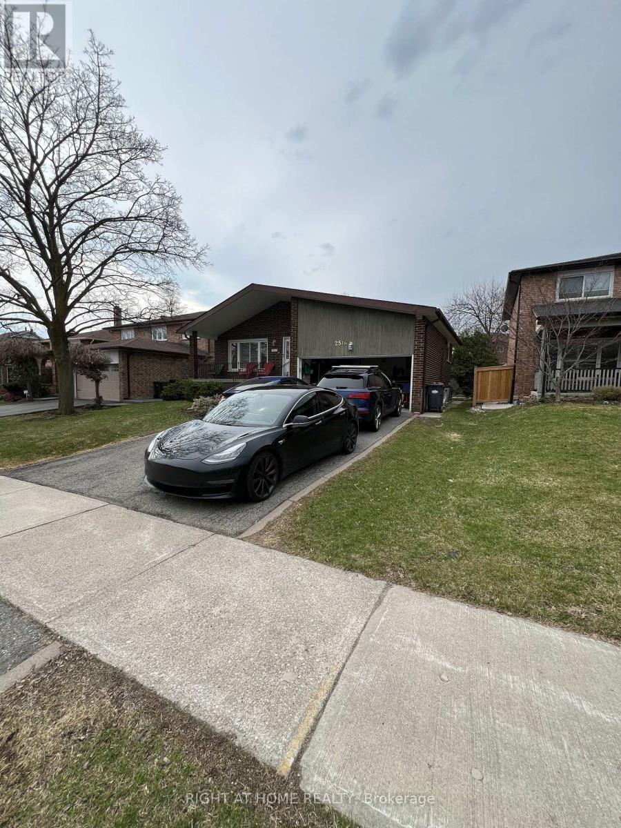 2516 Parmeer Drive, Mississauga, Ontario  L5C 3B2 - Photo 2 - W13007836