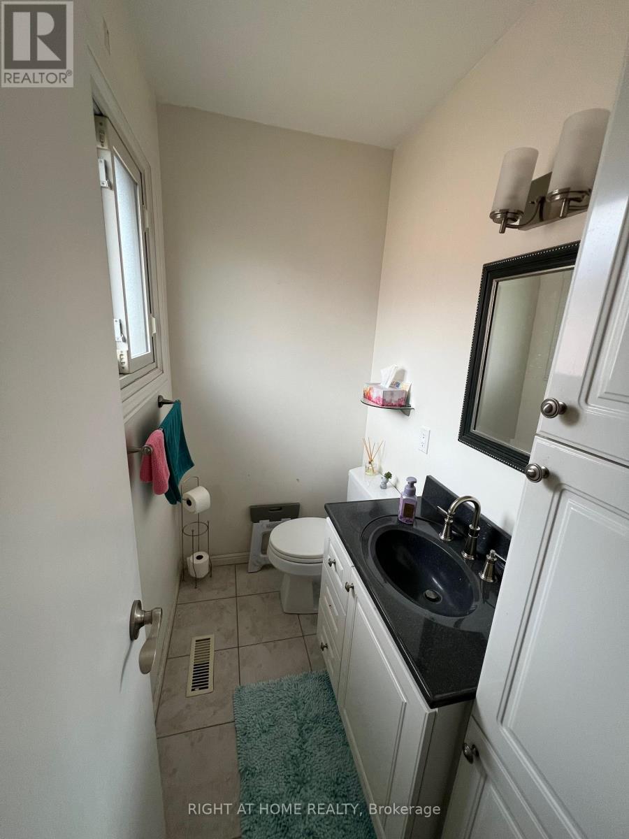 2516 Parmeer Drive, Mississauga, Ontario  L5C 3B2 - Photo 21 - W13007836