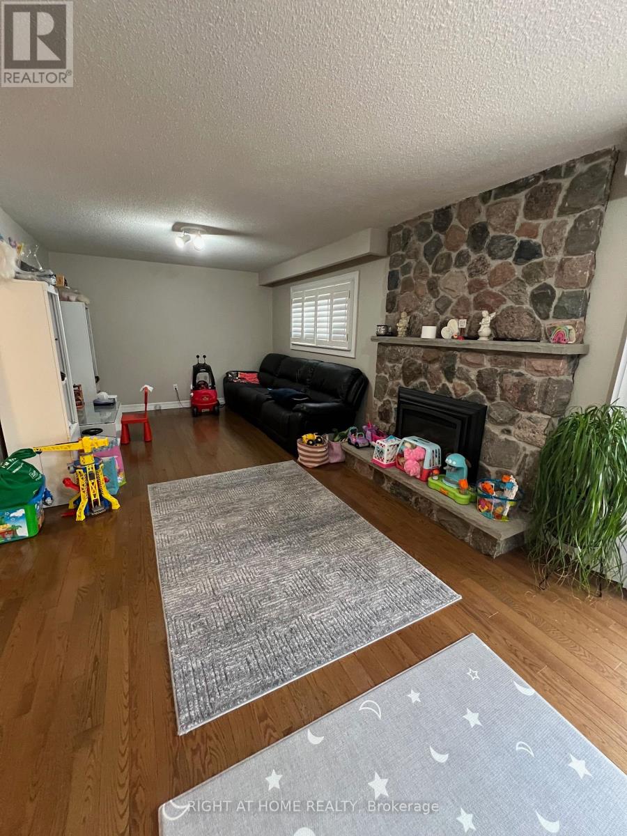 2516 Parmeer Drive, Mississauga, Ontario  L5C 3B2 - Photo 27 - W13007836