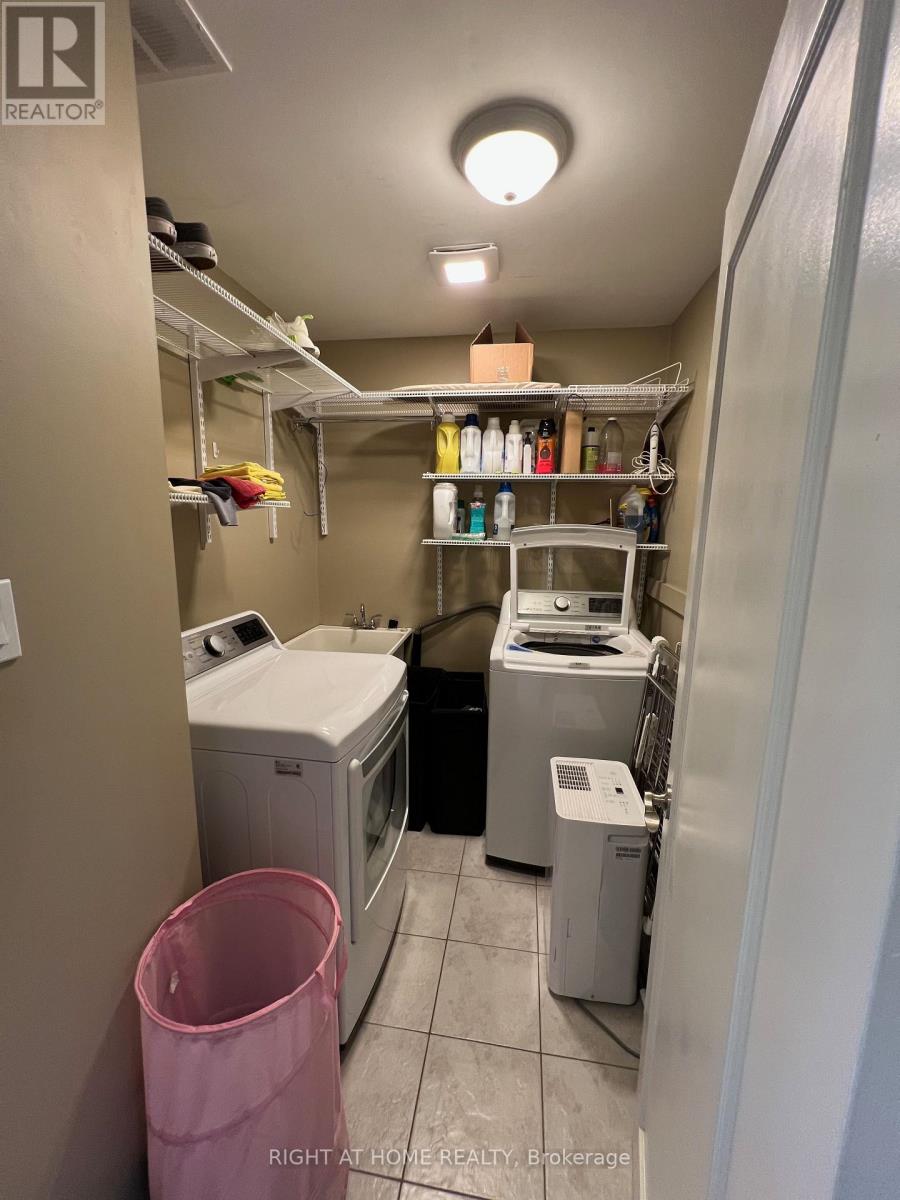 2516 Parmeer Drive, Mississauga, Ontario  L5C 3B2 - Photo 28 - W13007836