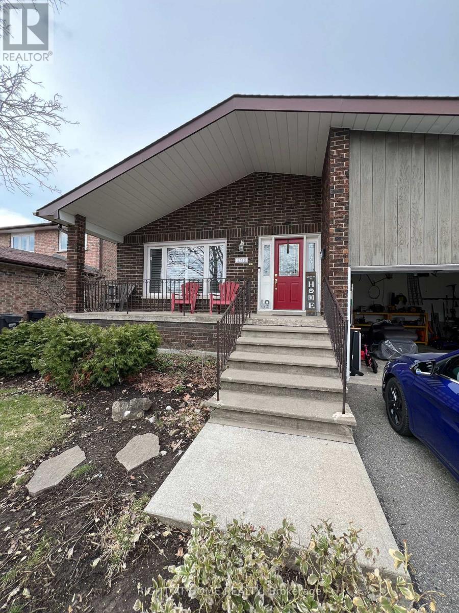 2516 Parmeer Drive, Mississauga, Ontario  L5C 3B2 - Photo 3 - W13007836