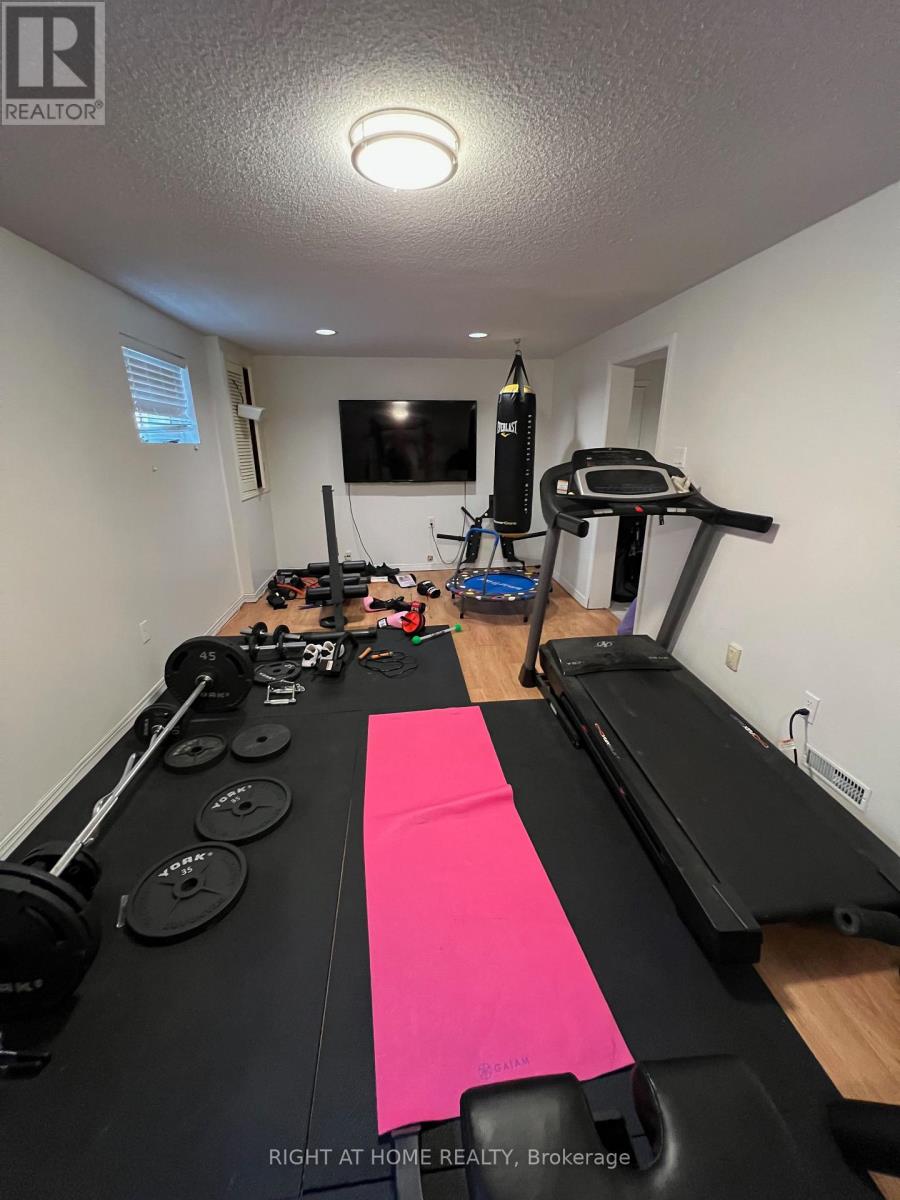 2516 Parmeer Drive, Mississauga, Ontario  L5C 3B2 - Photo 34 - W13007836