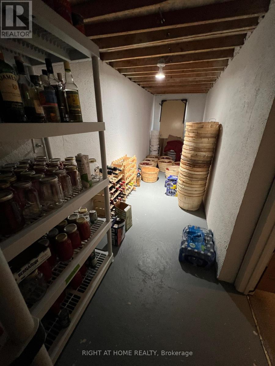 2516 Parmeer Drive, Mississauga, Ontario  L5C 3B2 - Photo 35 - W13007836