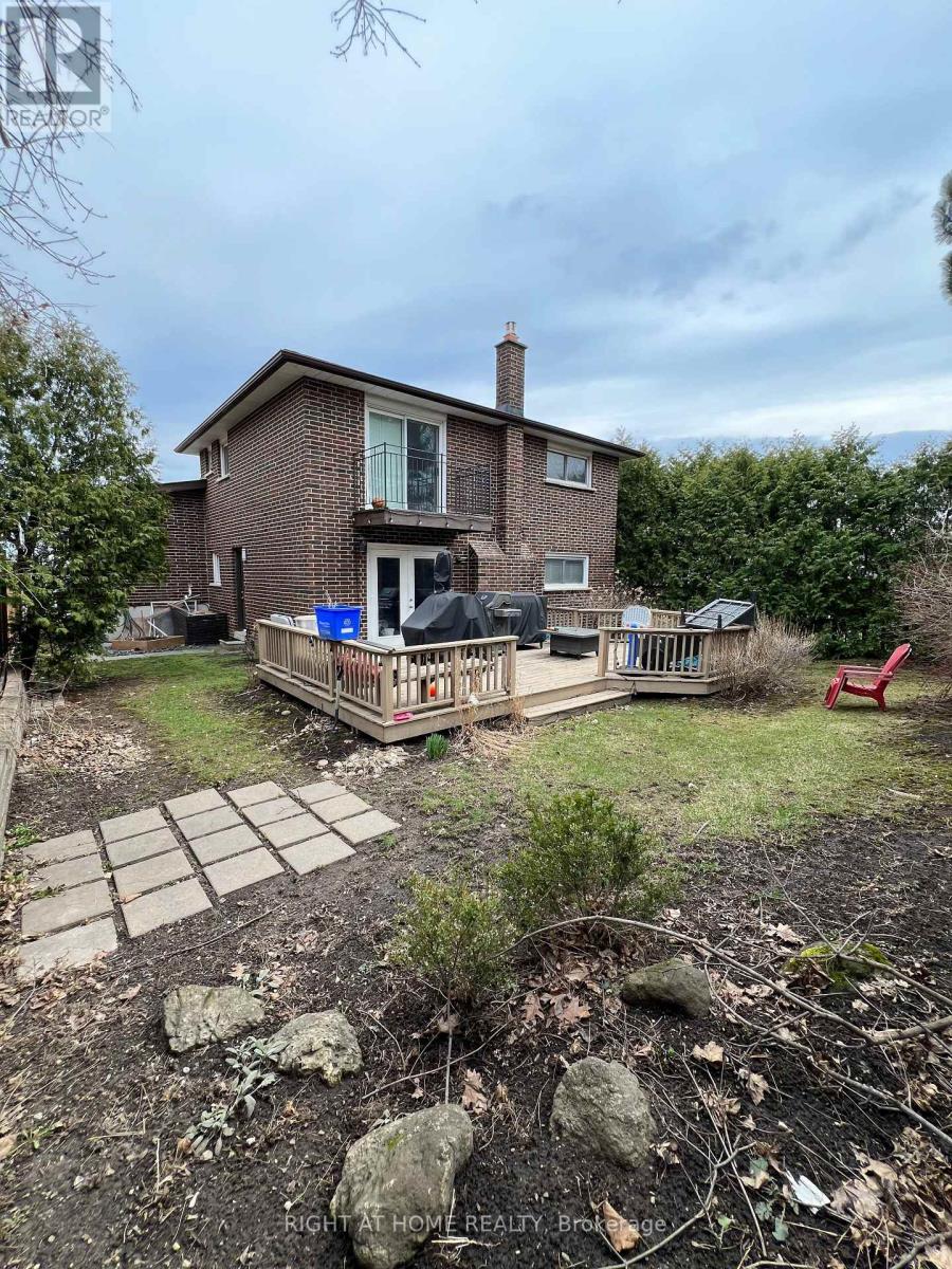 2516 Parmeer Drive, Mississauga, Ontario  L5C 3B2 - Photo 5 - W13007836