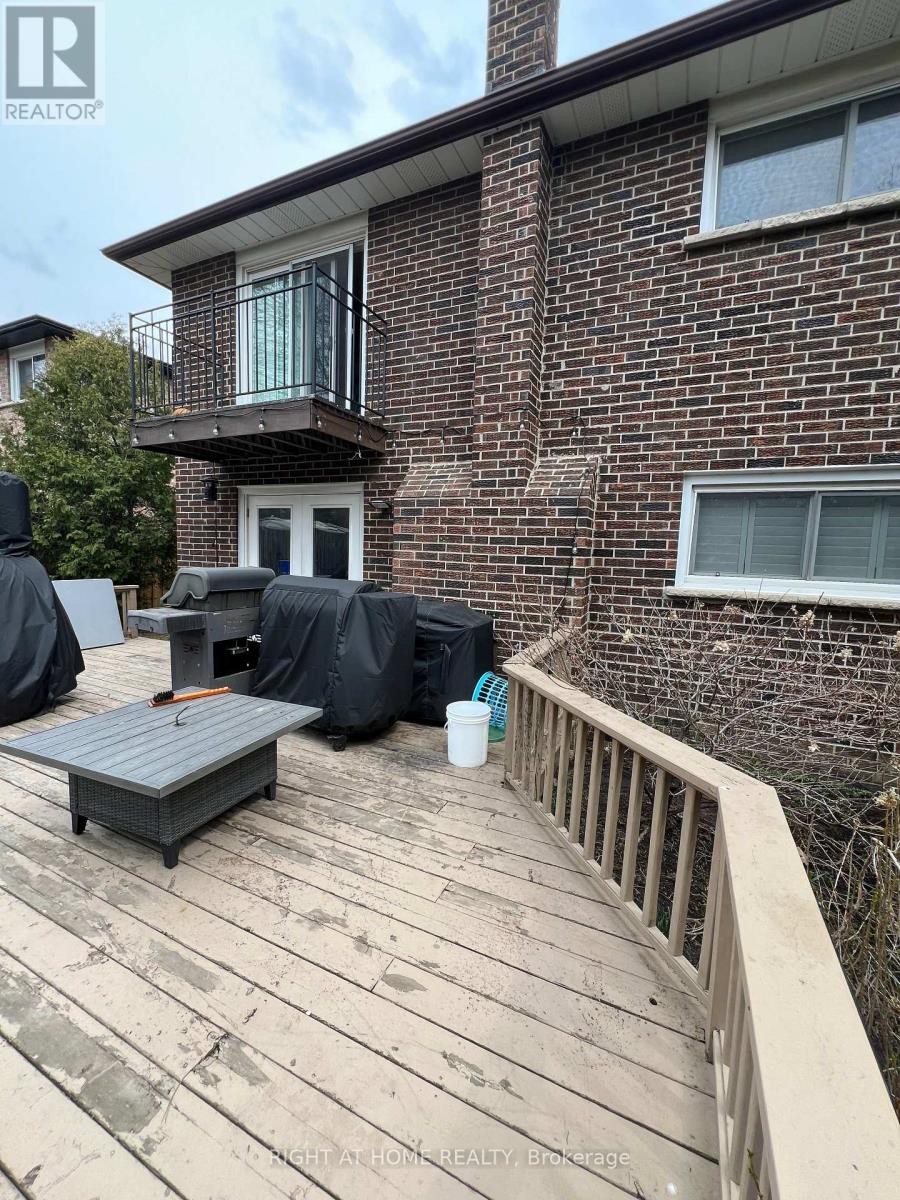 2516 Parmeer Drive, Mississauga, Ontario  L5C 3B2 - Photo 6 - W13007836