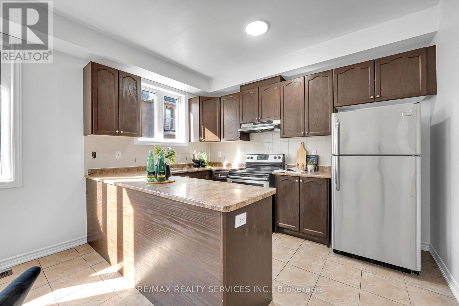 6 Rabbit Run Way, Brampton, Ontario  L6Z 0B4 - Photo 10 - W13007976