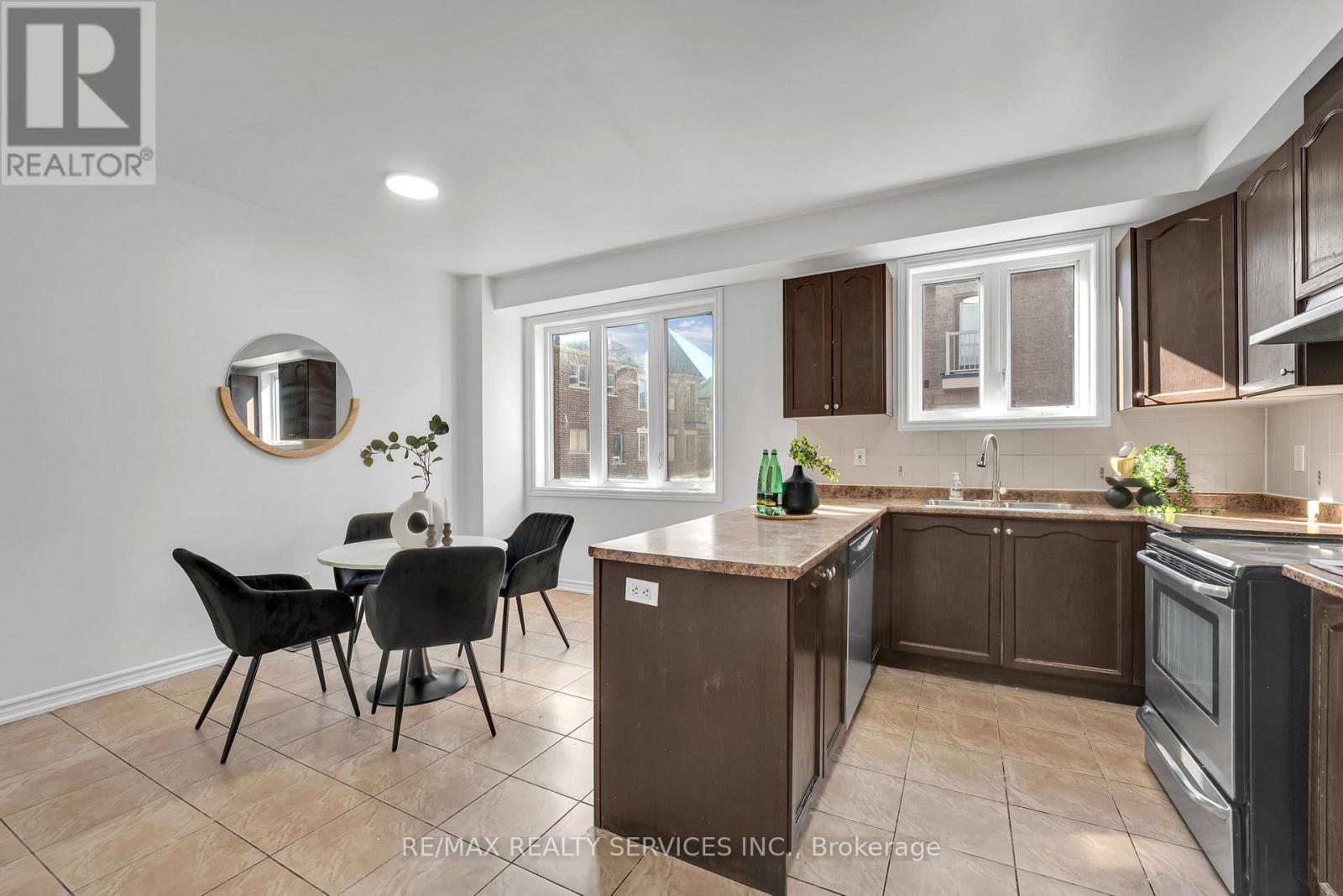 6 Rabbit Run Way, Brampton, Ontario  L6Z 0B4 - Photo 9 - W13007976