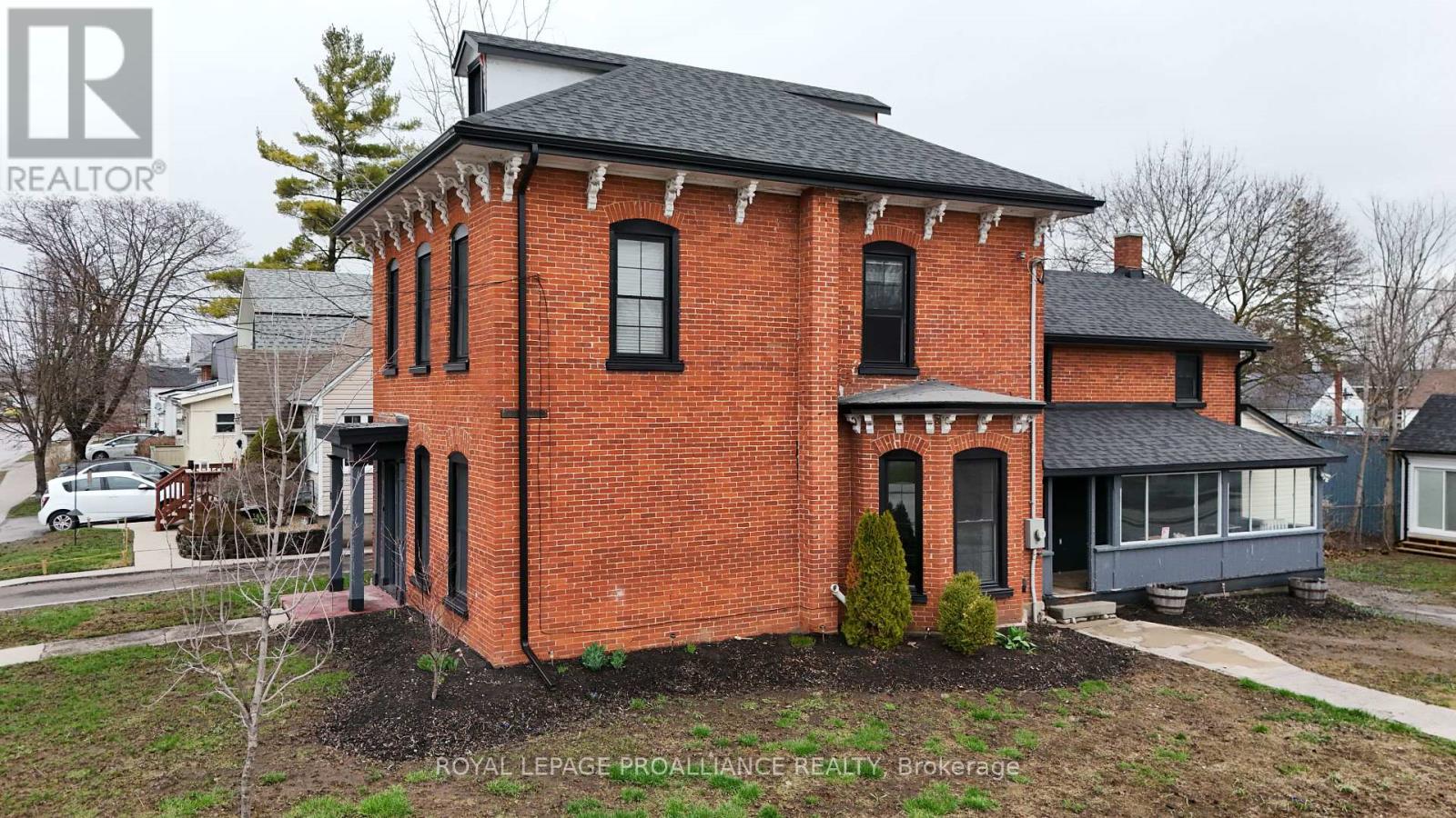 83 Cedar Street, Belleville, Ontario  K8P 3M3 - Photo 2 - X12850808