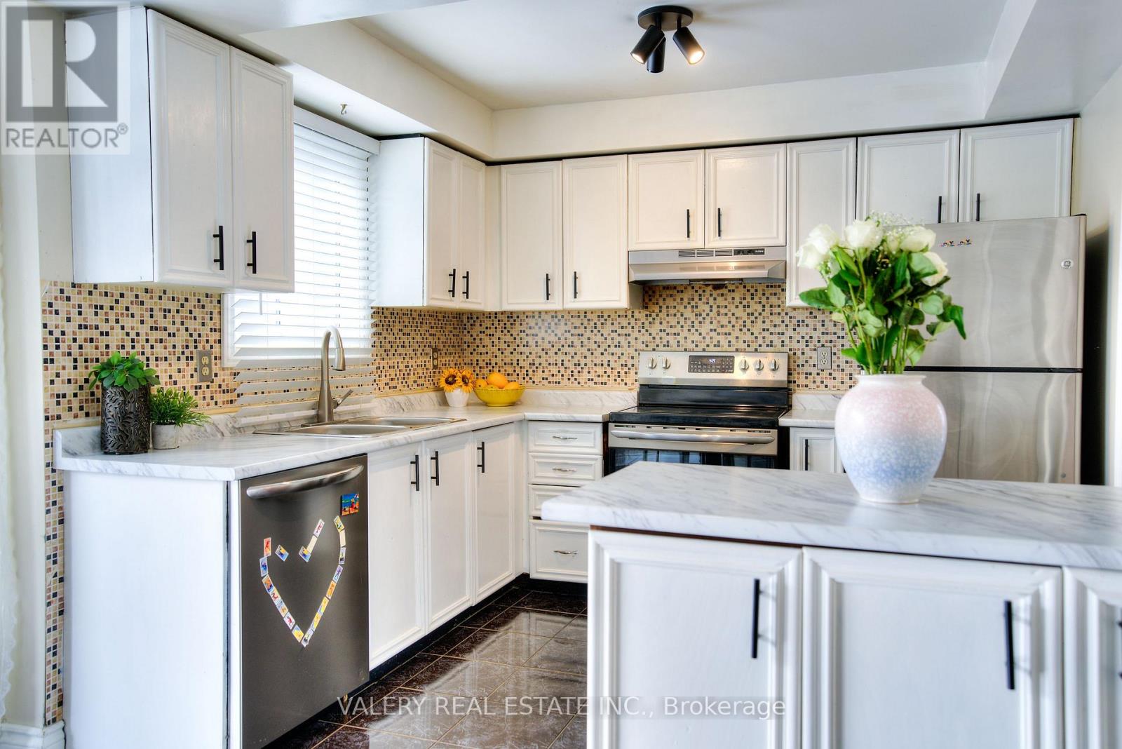 848 Attersley Dr Drive, Oshawa, Ontario  L1K 1T9 - Photo 4 - E12971870