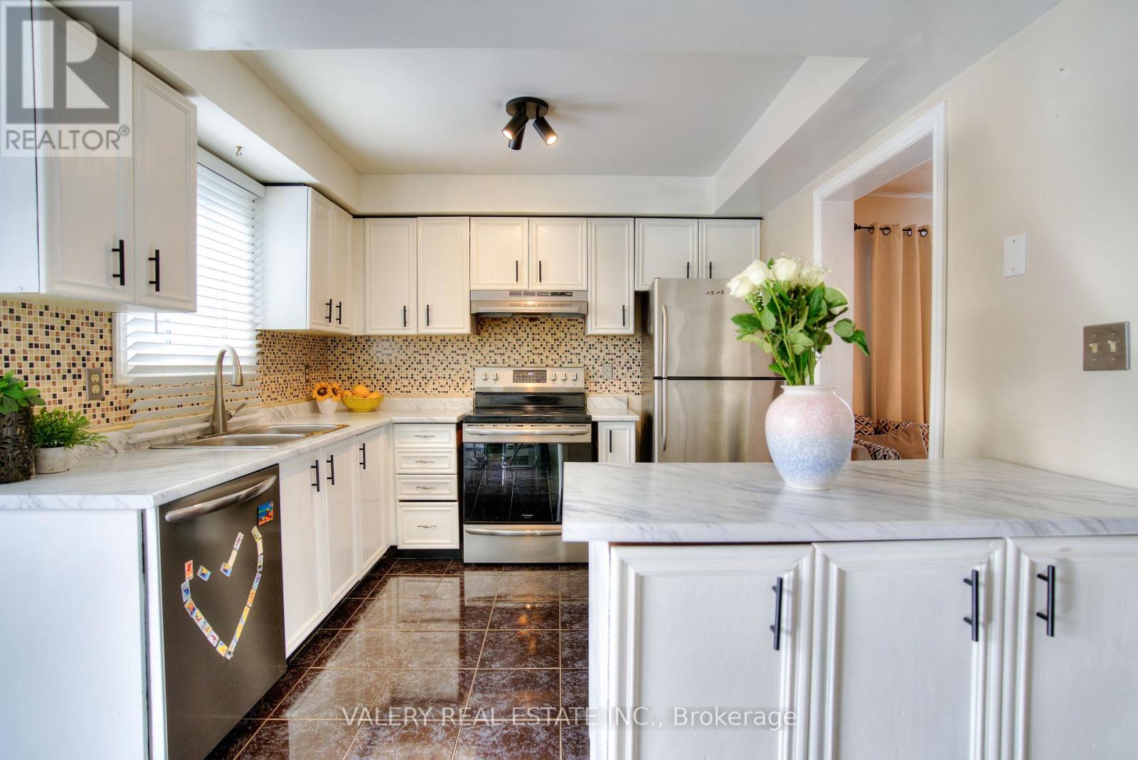 848 Attersley Dr Drive, Oshawa, Ontario  L1K 1T9 - Photo 3 - E12971870