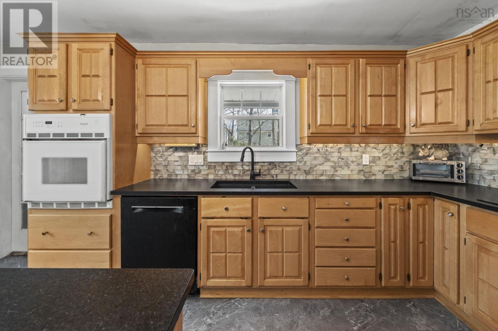 949 Mclean Street, Halifax, Nova Scotia  B3H 2V2 - Photo 12 - 202607656