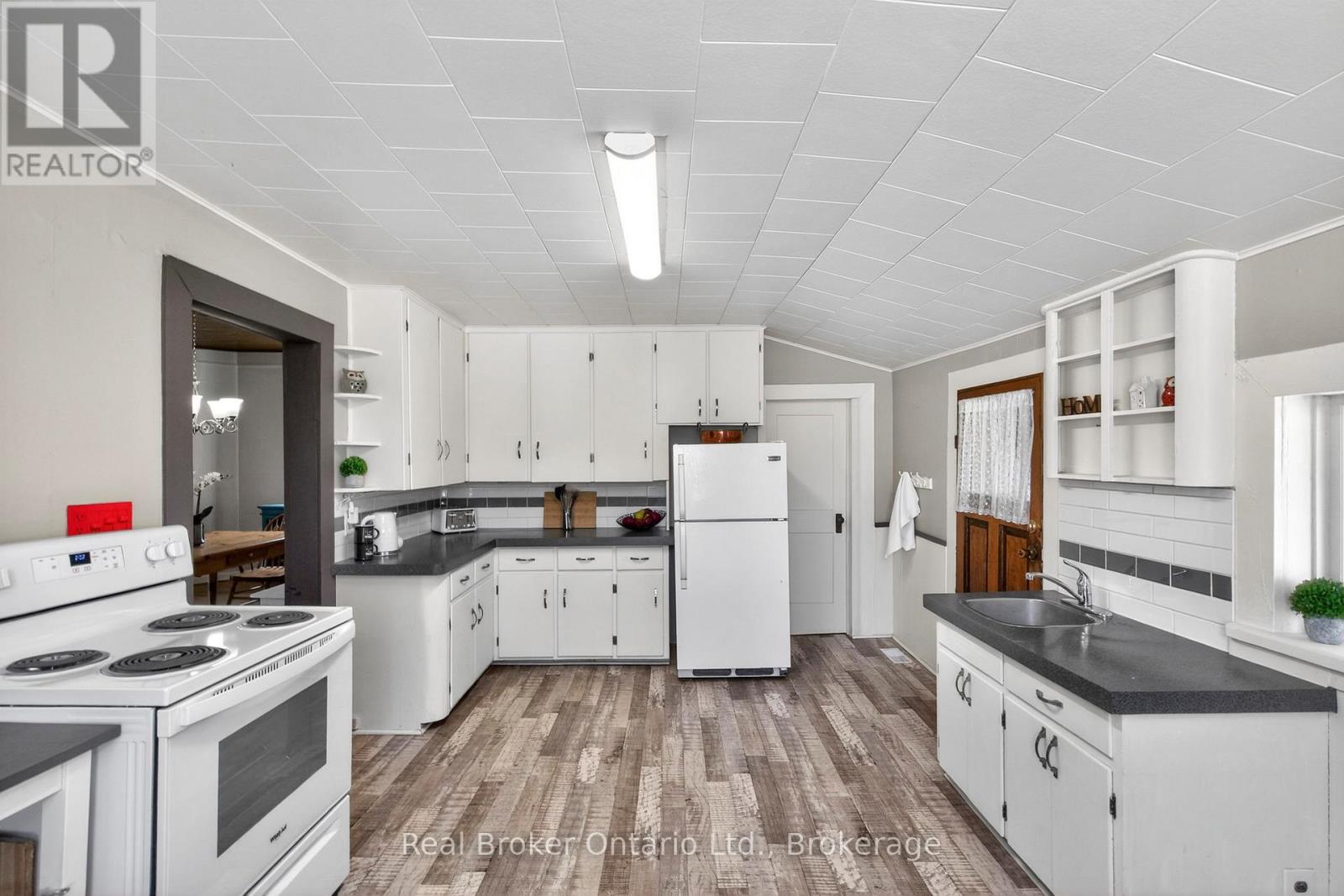 135 Poyntz Street, Penetanguishene, Ontario  L9M 1P5 - Photo 9 - S12978410