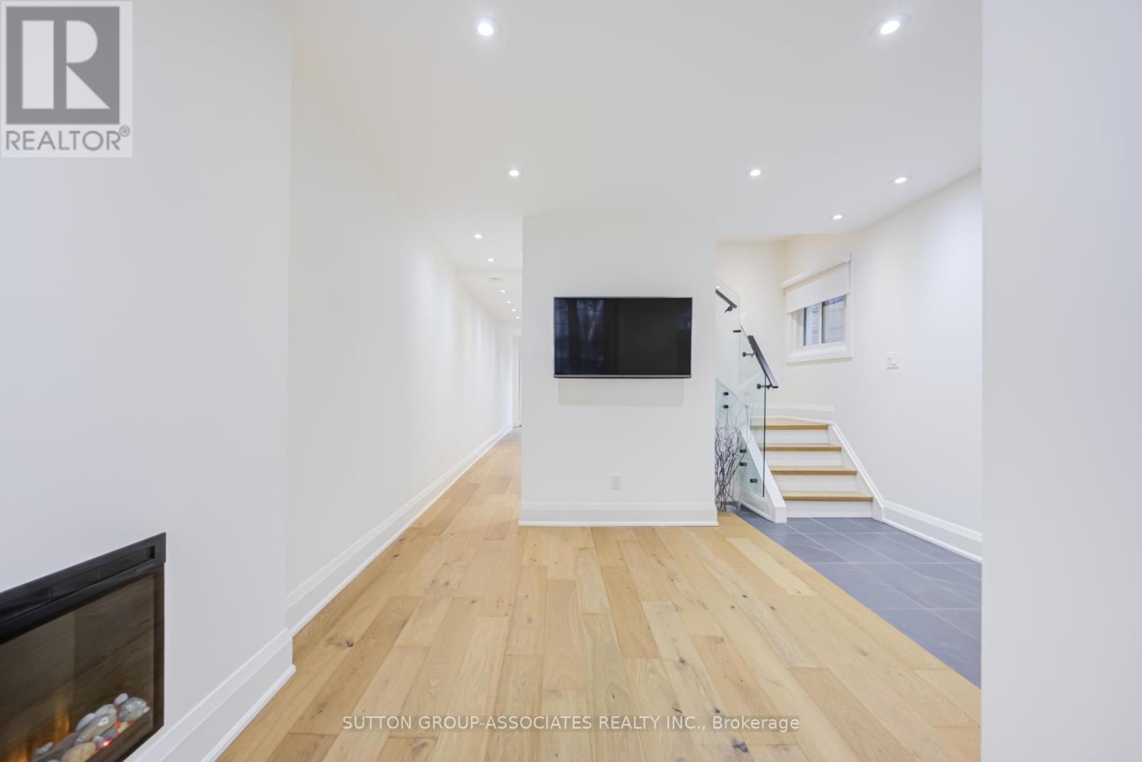 Upper - 422 Rushton Road, Toronto, Ontario  M6C 2Y3 - Photo 10 - C13008184