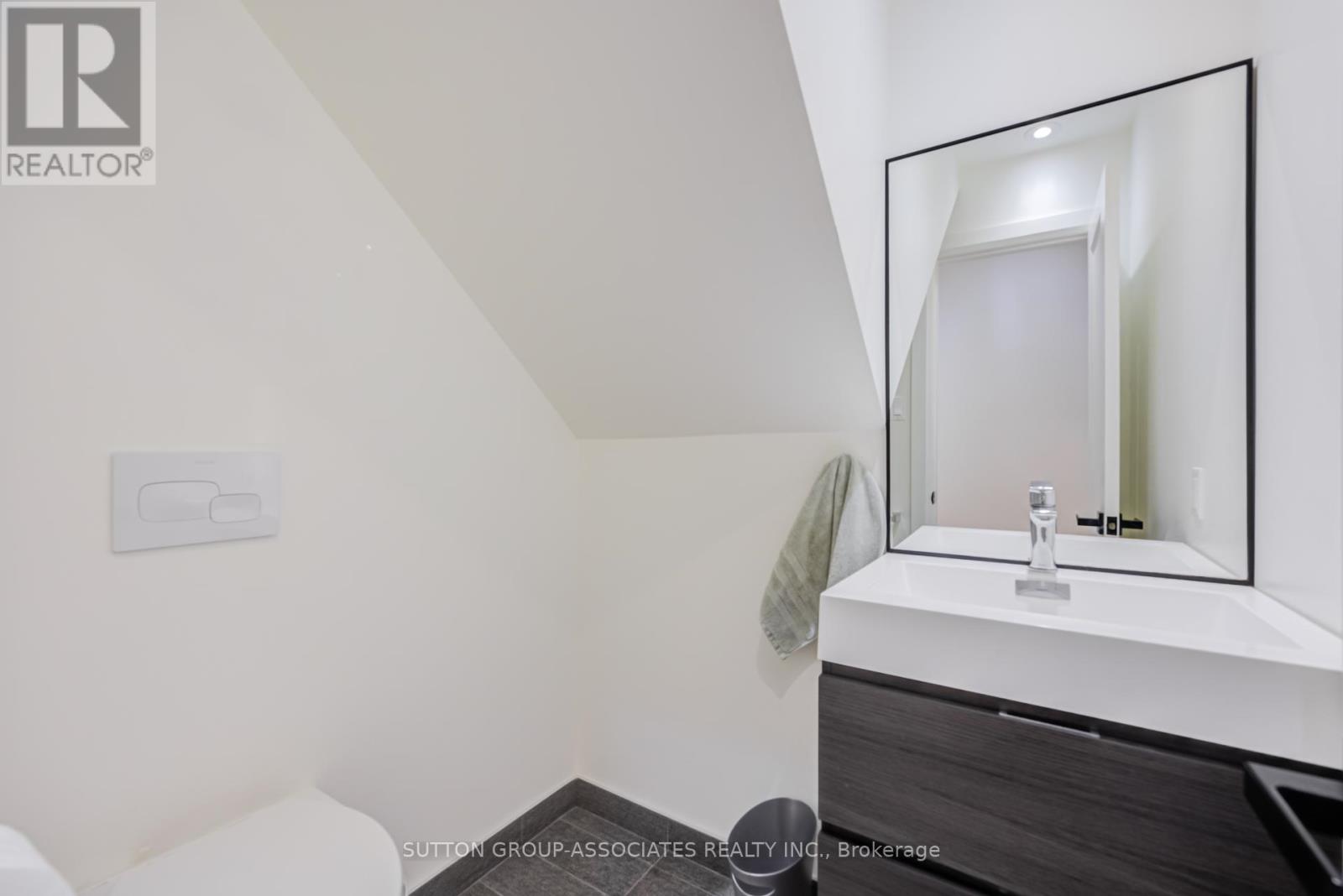 Upper - 422 Rushton Road, Toronto, Ontario  M6C 2Y3 - Photo 12 - C13008184