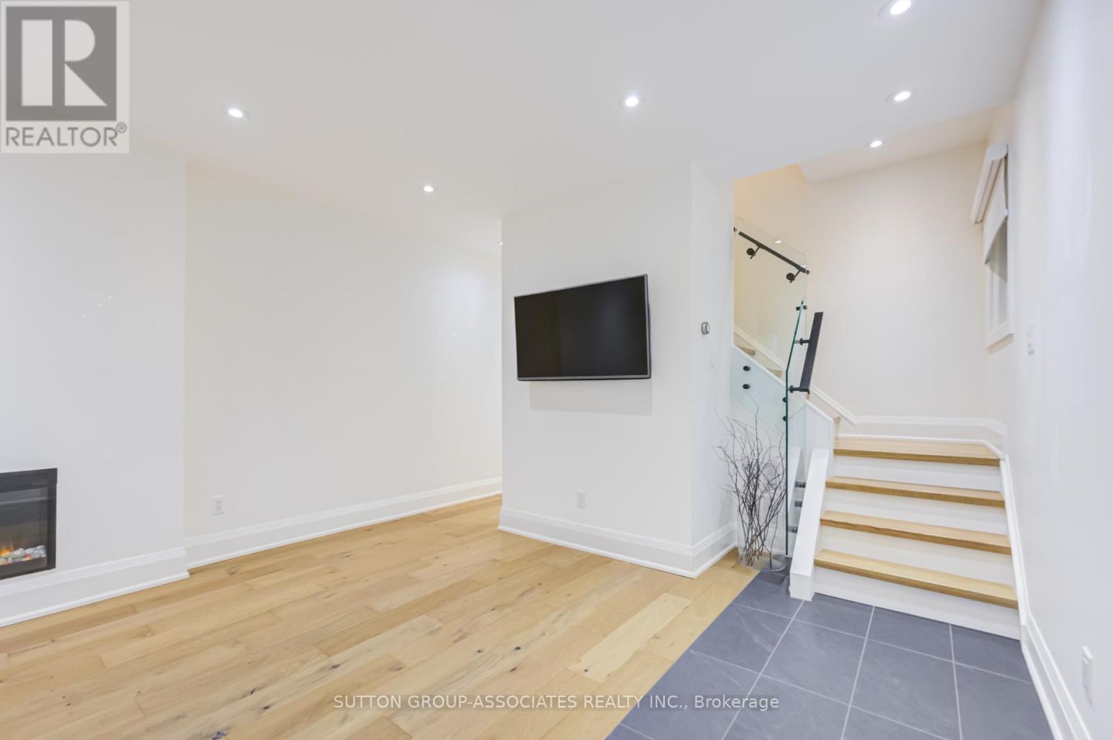 Upper - 422 Rushton Road, Toronto, Ontario  M6C 2Y3 - Photo 8 - C13008184