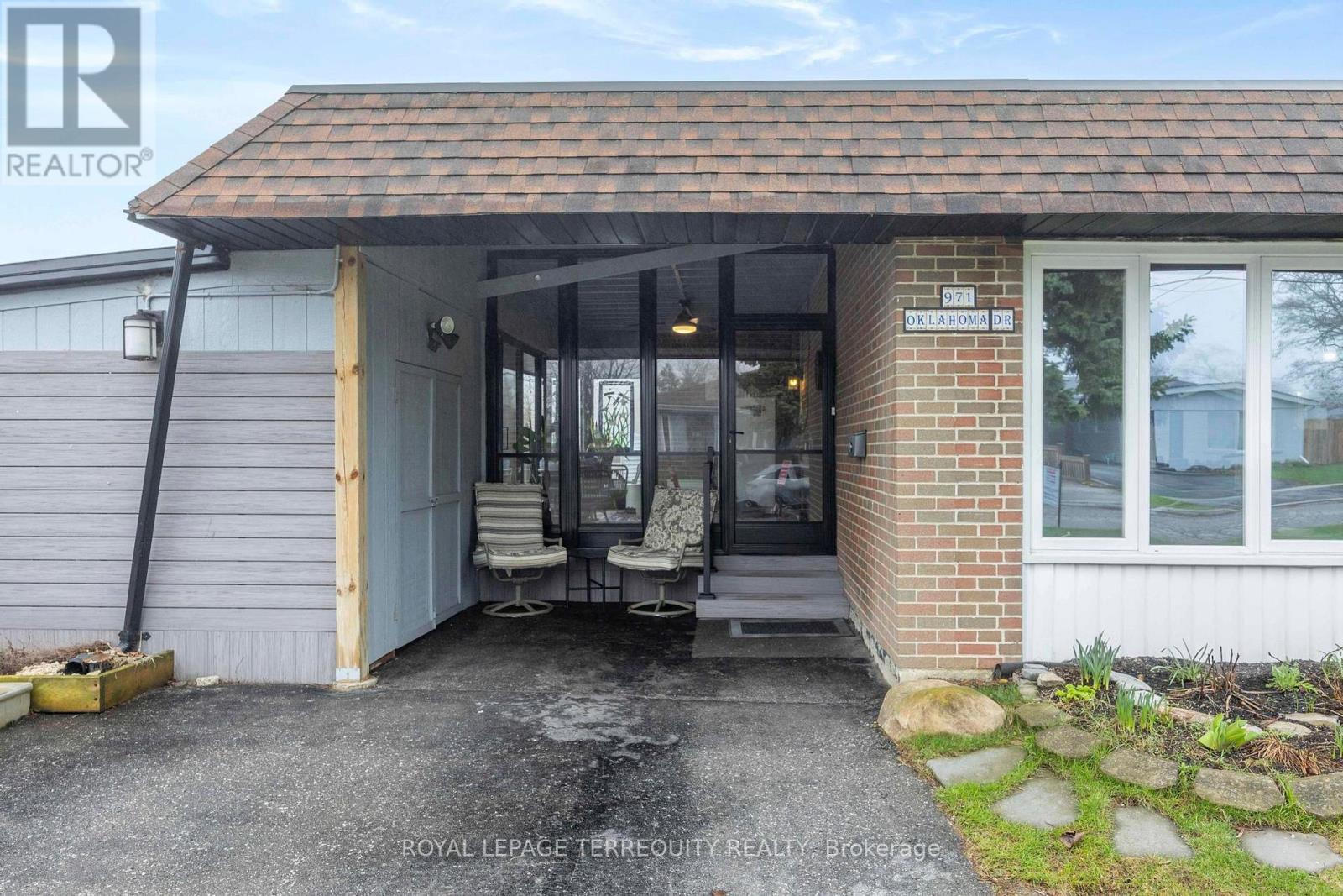 971 Oklahoma Drive, Pickering, Ontario  L1W 2H8 - Photo 2 - E13008078