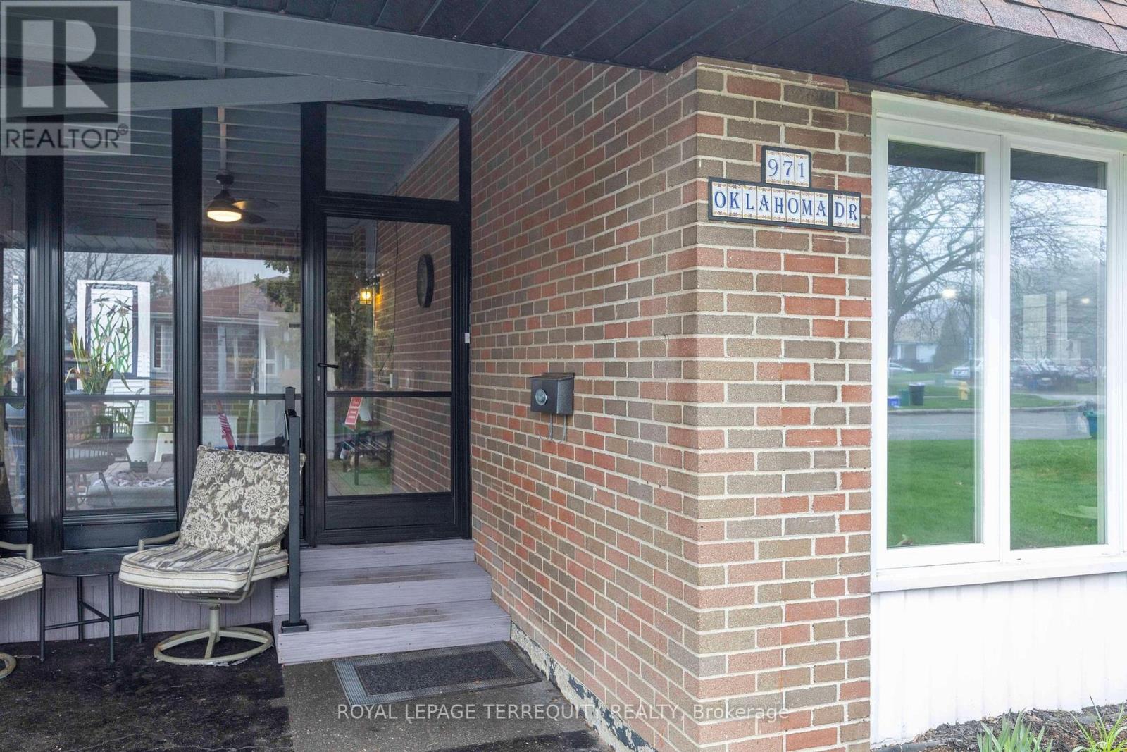 971 Oklahoma Drive, Pickering, Ontario  L1W 2H8 - Photo 3 - E13008078