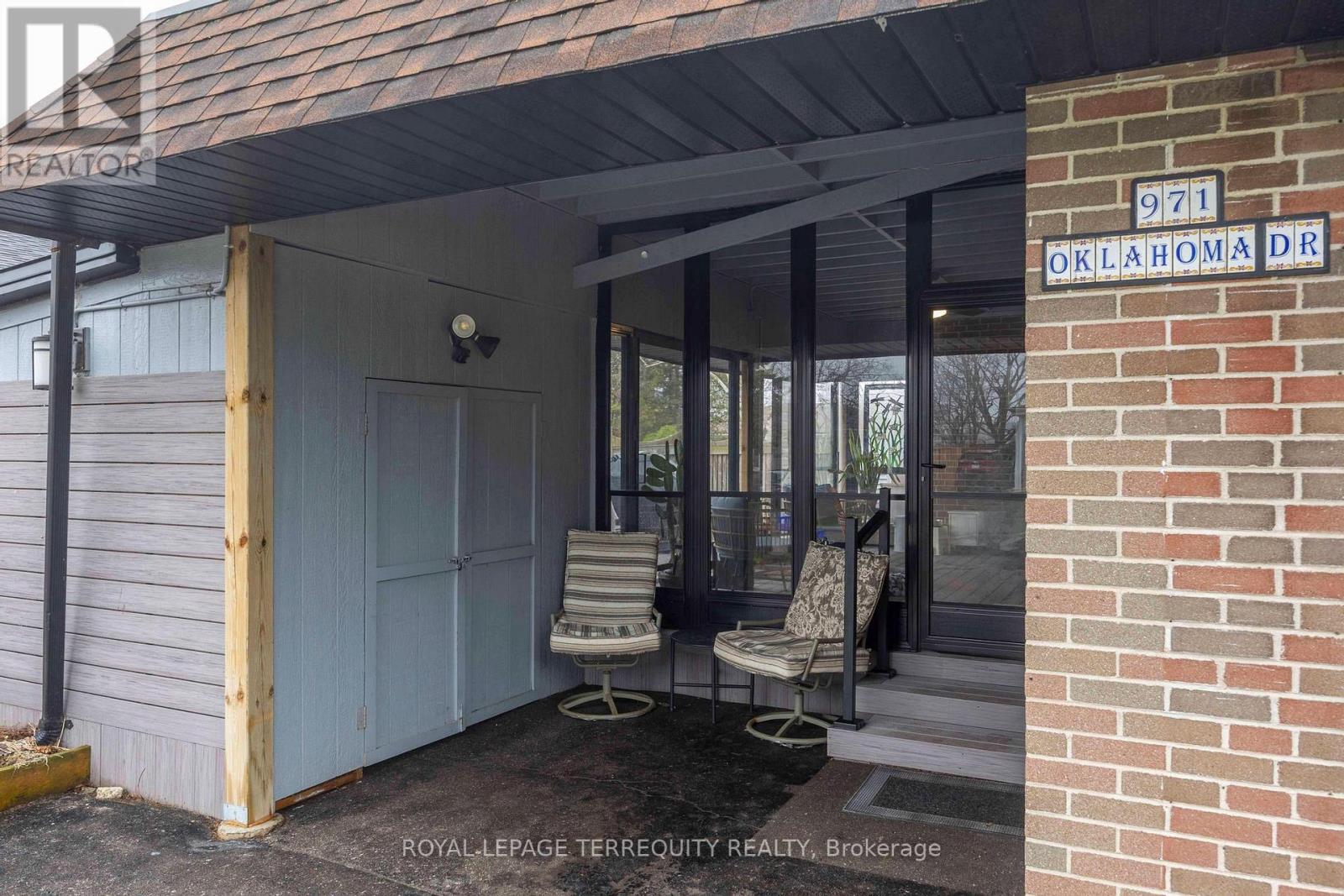 971 Oklahoma Drive, Pickering, Ontario  L1W 2H8 - Photo 4 - E13008078