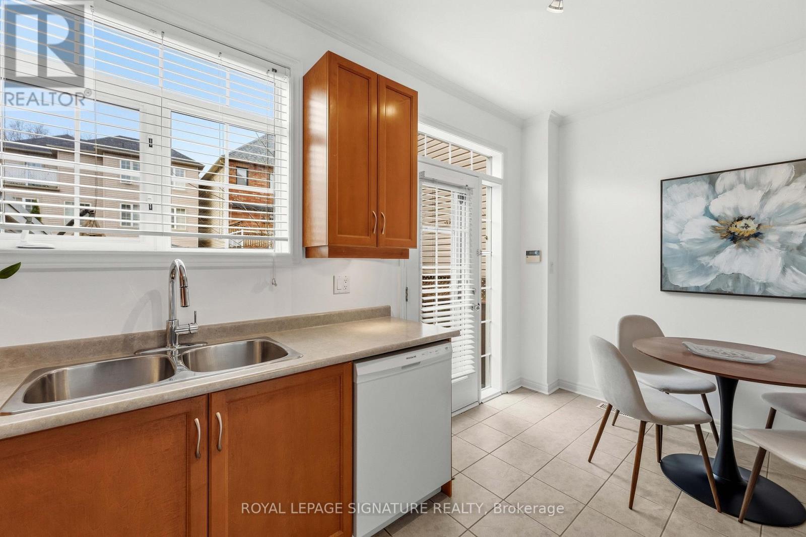 60 Natalie Place, Toronto, Ontario  M4M 3P7 - Photo 11 - E13008088