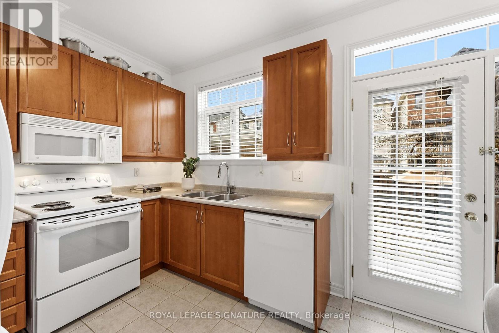 60 Natalie Place, Toronto, Ontario  M4M 3P7 - Photo 9 - E13008088