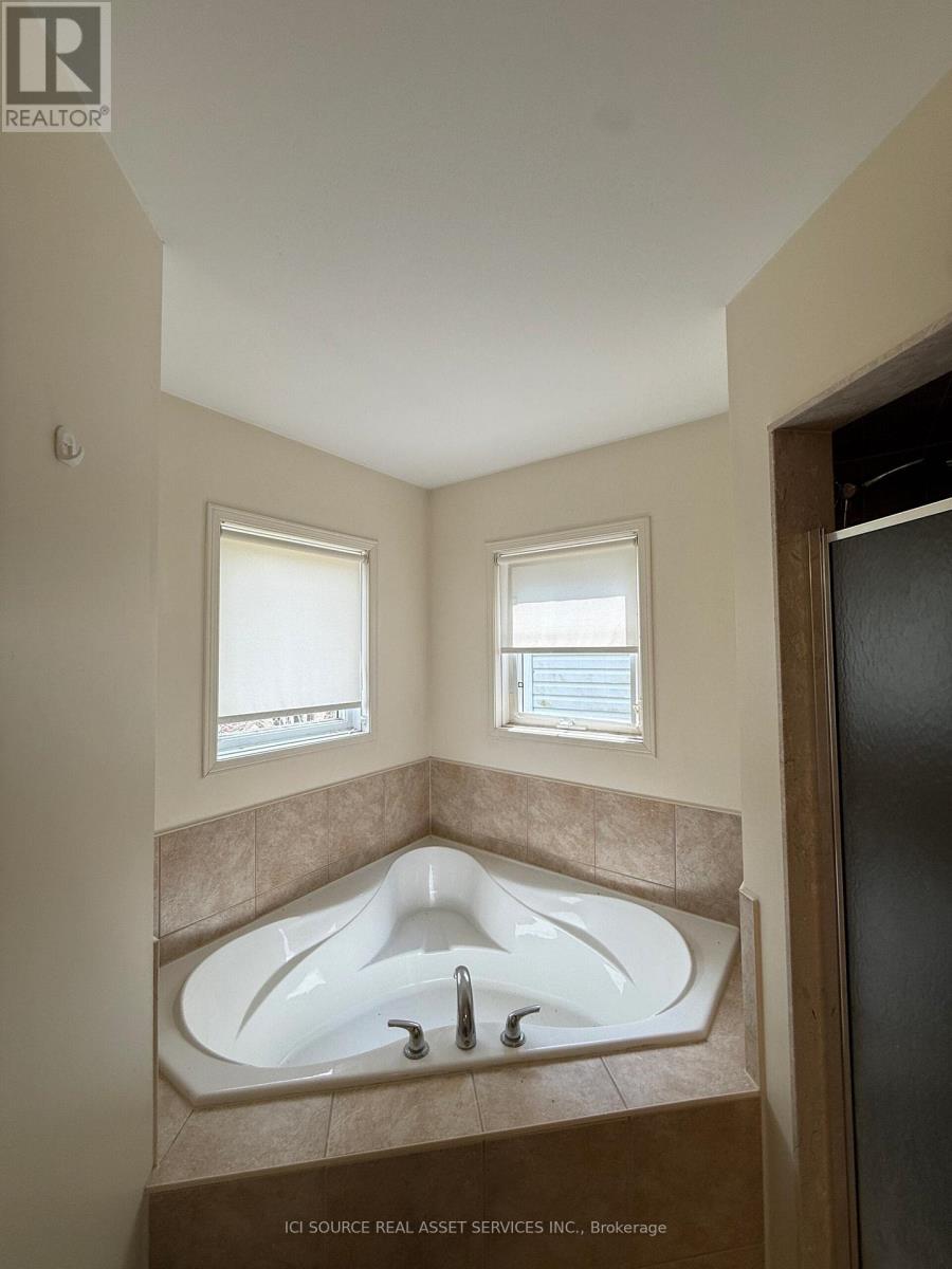 181 Norland Circle, Oshawa, Ontario  L1L 0A6 - Photo 4 - E13008098