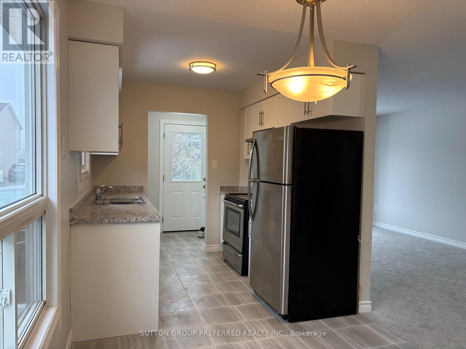 195 Simpson Crescent, London East, Ontario  N5V 5E1 - Photo 3 - X12457328